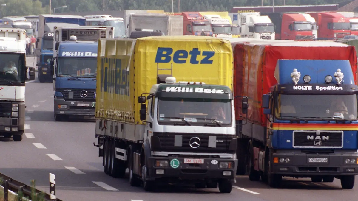Michendorf (Brandenburg): Dicht an dicht fahren in- und ausländische Lkw auf dem Autobahnrastplatz Michendorf bei Potsdam. Tausende Brummi-Fahrer steuern täglich diesen Parkplatz an, der an der Transitroute nach Polen und Osteuropa liegt. 3,4 Milliarden Tonnen Güter, ein Zehntel davon Transitgut, wurden 1998 über deutsche Straßen transportiert. Nur 16 Prozent des Güterverkehrts wird noch über die Eisenbahn abgewickelt. Im nur wenige Kilometer von Michendorf entfernten Güterverkehrs-Umschlagzentrum in Großbeeren, das vor einem Jahr eröffnet wurde, ist bisher keine einzige Kiste von einem Lkw auf die Bahn umgeladen worden. Nun soll das benachbarte 39-Millionen-Mark-Projekt der DB Cargo geschlossen werden. (PDM401-100999)
