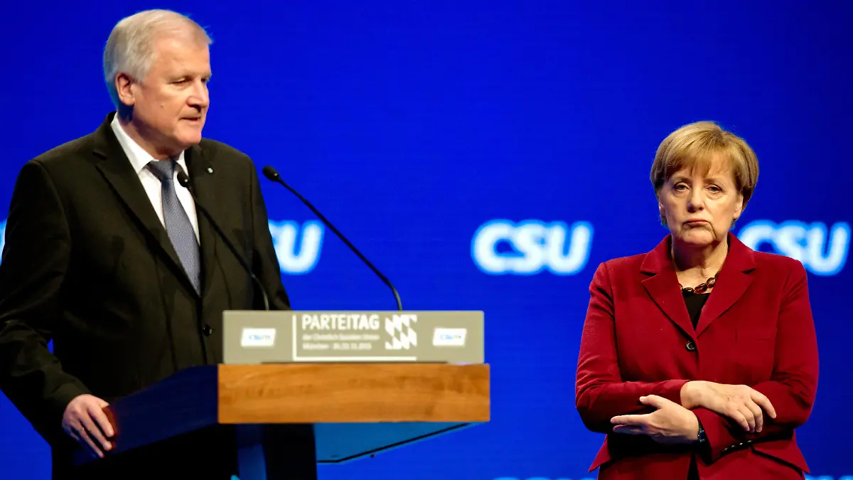 ARCHIV - 20.11.2015, Bayern, München: Bundeskanzlerin Angela Merkel (CDU) lauscht auf dem CSU-Parteitag der Rede des bayerischen Ministerpräsidenten Horst Seehofer (CSU). (zu dpa «Ein Auf und Ab: Merkel und Seehofer in der Flüchtlingspolitik» vom 18.06.2018) Foto: Sven Hoppe/dpa +++ dpa-Bildfunk +++
