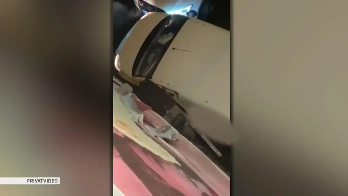 Frau rast in Auto ihres Ehemanns Ehekrach!