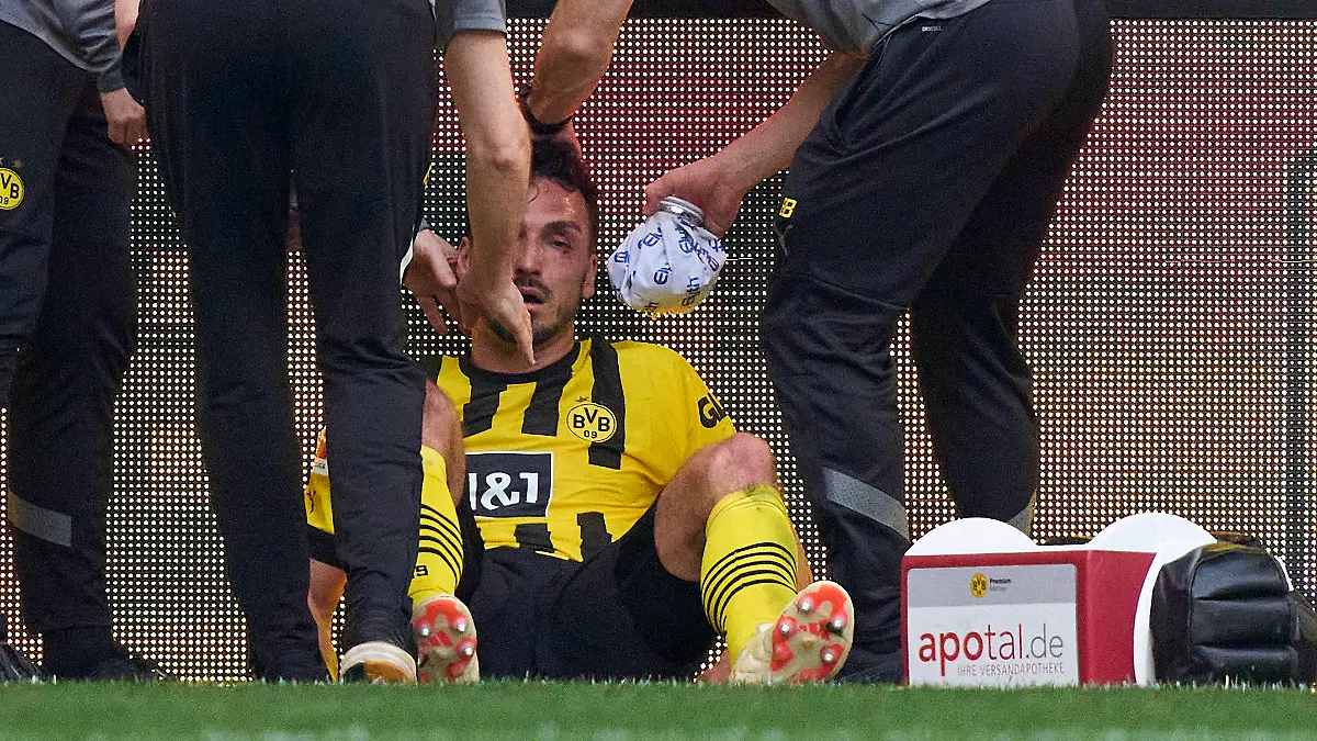 Mats Hummels, BVB 15 injury compete for the ball, tackling, duel, header, zweikampf, action, fight against Maximilian Bauer, FCA 23 in the match FC AUGSBURG - BORUSSIA DORTMUND 1.German Football League on May 21, 2023 in Augsburg, Germany. Season 2022/2023, matchday 33, 1.Bundesliga, 33.Spieltag, BVB, FCA
