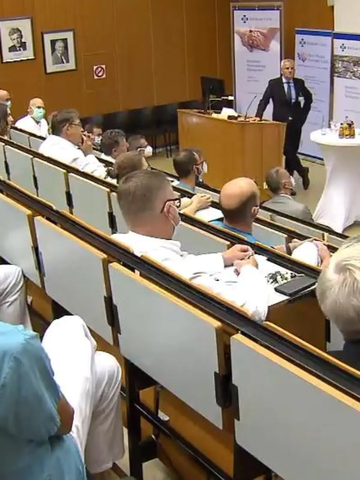 Nur rund 62 Prozent der Deutschen sind geimpft. Mit dieser niedrigen Impfquote steuern wir, laut dem Chef des Robert-Koch-Instituts Lothar Wieler, auf eine „fulminante Welle“ zu. Besonders zu spüren bekommen das die Mitarbeiterinnen und Mitarbeiter der Krankenhäuser. Die Intensivbettenbelegung hat sich in den vergangenen zwei Woche verdoppelt. Doch wie kann man die Menschen von einer Impfung überzeugen? Und wie gut ist die Politik auf eine mögliche vierte Welle vorbereitet? Diesen und weiteren Fragen hat sich heute Gesundheitsminister Jens Spahn im Fuldaer Krankenhaus gestellt.