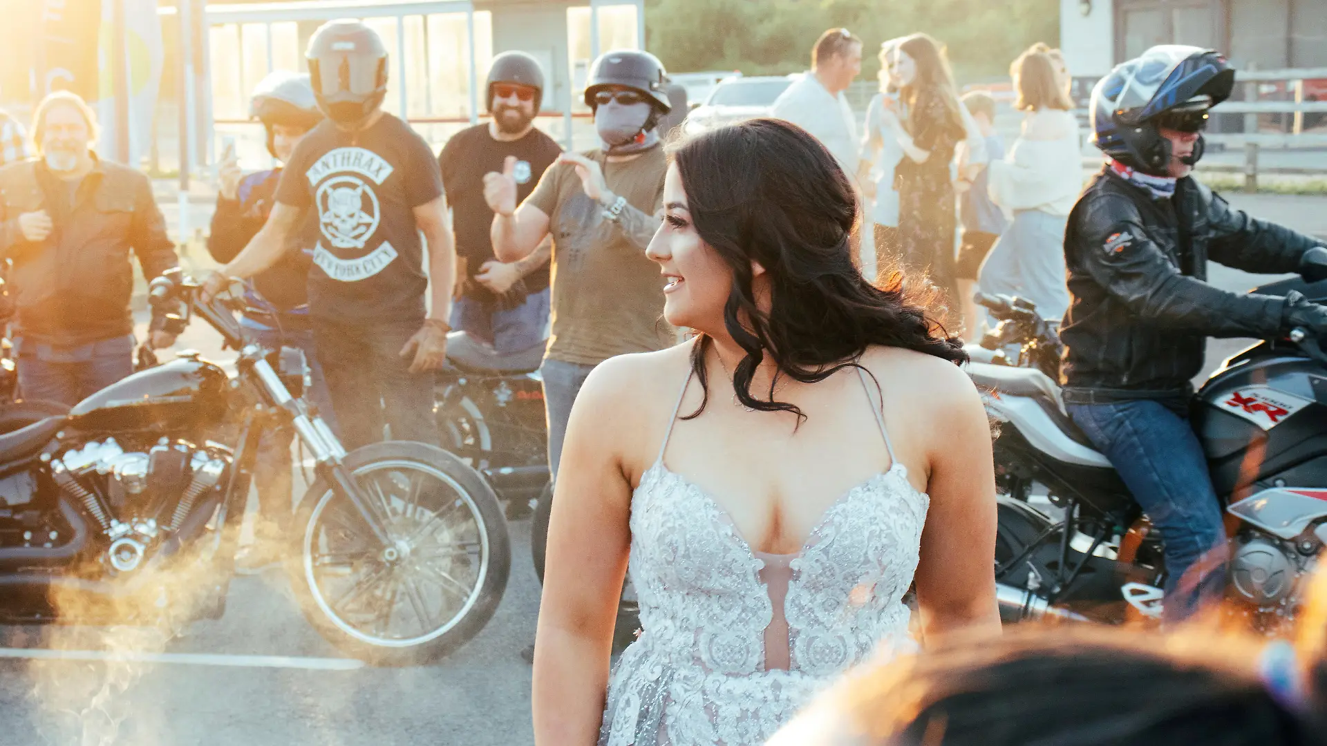 SONDERKONDITIONEN: Satzpreis!
Felicity Warburton with bikers. A bullied schoolgirl had the last laugh after showing up to her prom with an escort of almost 300 bikers. See SWNS story SWMDbikers. Felicity Warburton, 15, was made to feel "worthless" by her tormentors from the age of just seven and had been terrified about the event. But she was stunned when bikers showed up in their droves on Monday (6/9) night - revving their engines to applause from Felicity?s classmates and teachers. Her mum, Kathryn Warburton, put out an appeal on Facebook last month asking for WAC Motorcycle Club to attend the prom at the Worcester Warriors Stadium to support the teen.