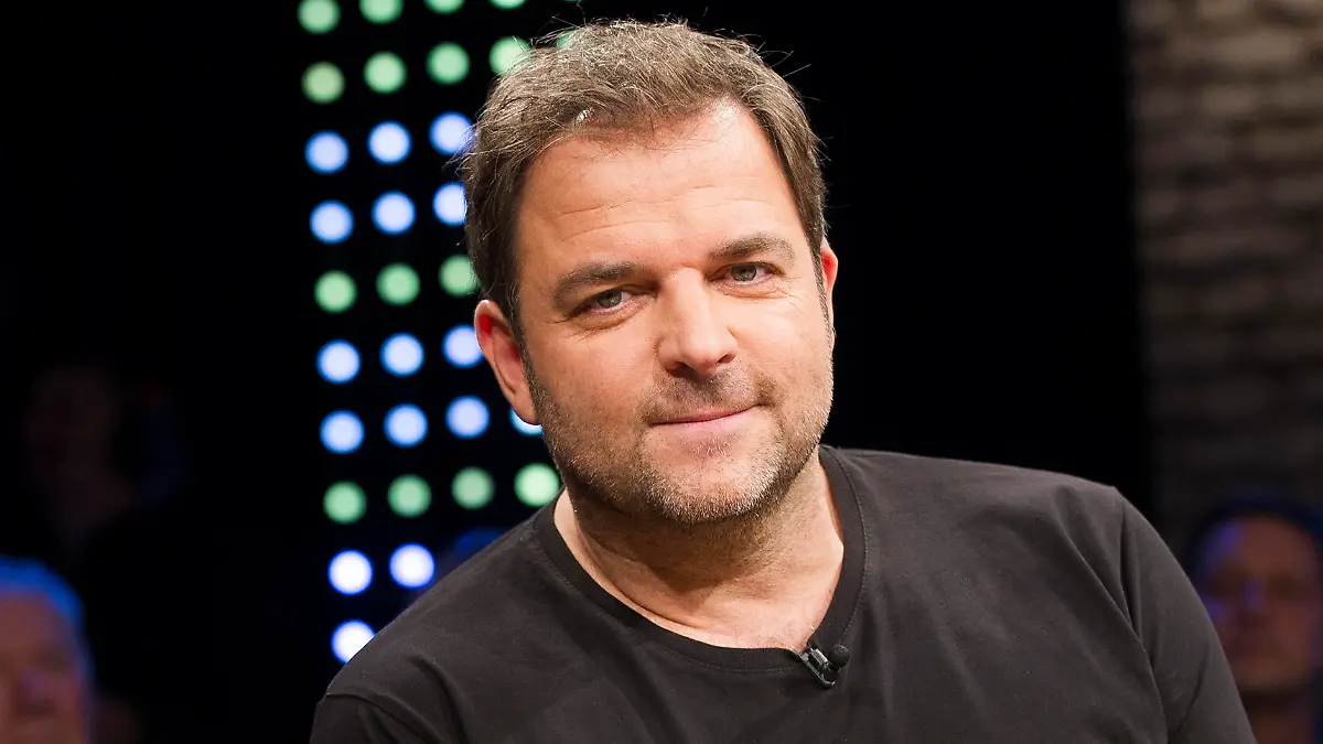 3nach9 Talkshow im Bild: Martin Rütter - Hundeflüsterer Er ist Deutschlands Hundeprofi Nummer eins: Martin Rütter. Obwohl er als Kind selbst keinen Hund haben durfte, hat er seine Leidenschaft für den haarigen Vierbeiner zu seinem Beruf gemacht. Warum sich der Hundetrainer seit Jahren für einen Hundeführerschein einsetzt und warum der beste Freund des Menschen immer wieder für den Schönheitswahn seiner Herrchen herhalten muss, berichtet Rütter bei 3nach9. DEU, Bremen, Radio Bremen, 3nach9, Live-Aufzeichnung vom 18.10.2019,  3nach9 Talkshow im Bild Martin Rütter Hundeflüsterer He is Germanys number one dog professional Martin Rütter Although he was not allowed to have a dog himself as a child, he has made his passion for the hairy four-legged friend his profession Why the dog trainer has been campaigning for a dog handler licen 