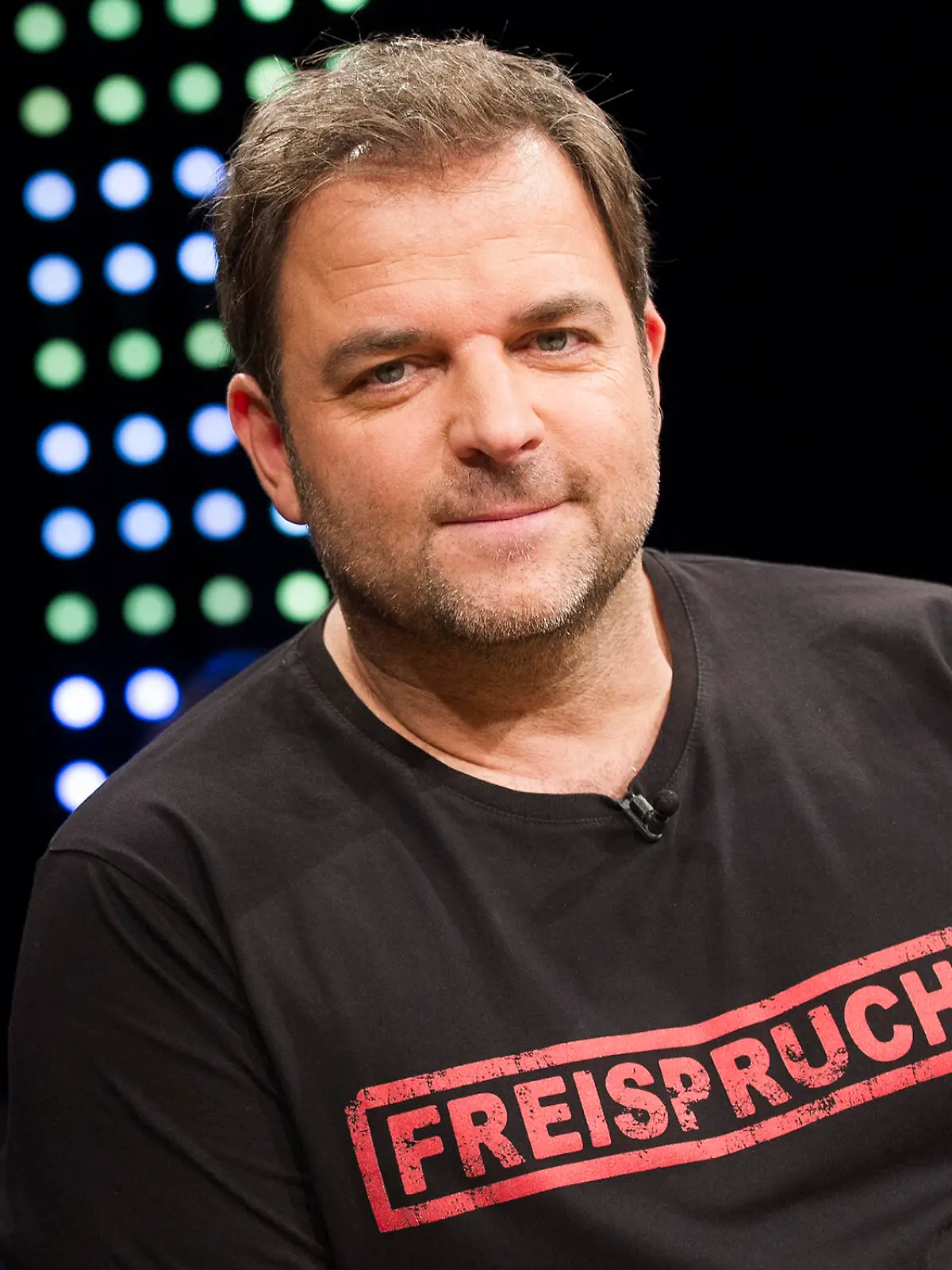 3nach9 Talkshow im Bild: Martin Rütter - Hundeflüsterer Er ist Deutschlands Hundeprofi Nummer eins: Martin Rütter. Obwohl er als Kind selbst keinen Hund haben durfte, hat er seine Leidenschaft für den haarigen Vierbeiner zu seinem Beruf gemacht. Warum sich der Hundetrainer seit Jahren für einen Hundeführerschein einsetzt und warum der beste Freund des Menschen immer wieder für den Schönheitswahn seiner Herrchen herhalten muss, berichtet Rütter bei 3nach9. DEU, Bremen, Radio Bremen, 3nach9, Live-Aufzeichnung vom 18.10.2019,  3nach9 Talkshow im Bild Martin Rütter Hundeflüsterer He is Germanys number one dog professional Martin Rütter Although he was not allowed to have a dog himself as a child, he has made his passion for the hairy four-legged friend his profession Why the dog trainer has been campaigning for a dog handler licen 