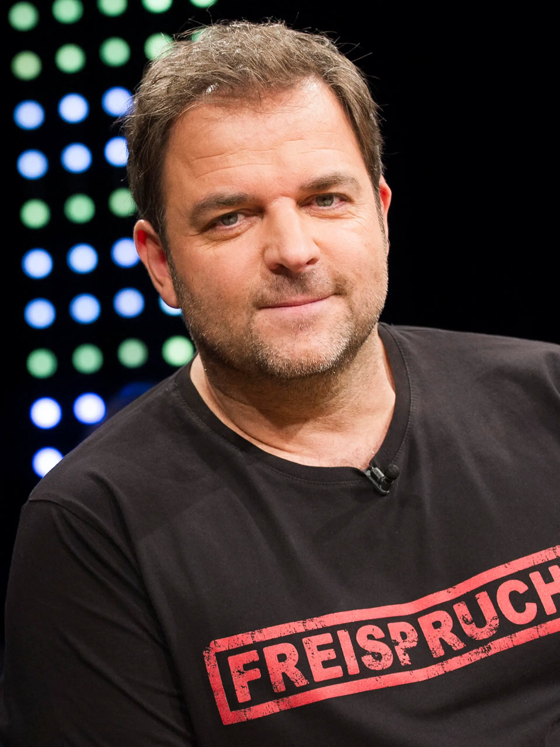 3nach9 Talkshow im Bild: Martin Rütter - Hundeflüsterer Er ist Deutschlands Hundeprofi Nummer eins: Martin Rütter. Obwohl er als Kind selbst keinen Hund haben durfte, hat er seine Leidenschaft für den haarigen Vierbeiner zu seinem Beruf gemacht. Warum sich der Hundetrainer seit Jahren für einen Hundeführerschein einsetzt und warum der beste Freund des Menschen immer wieder für den Schönheitswahn seiner Herrchen herhalten muss, berichtet Rütter bei 3nach9. DEU, Bremen, Radio Bremen, 3nach9, Live-Aufzeichnung vom 18.10.2019,  3nach9 Talkshow im Bild Martin Rütter Hundeflüsterer He is Germanys number one dog professional Martin Rütter Although he was not allowed to have a dog himself as a child, he has made his passion for the hairy four-legged friend his profession Why the dog trainer has been campaigning for a dog handler licen 