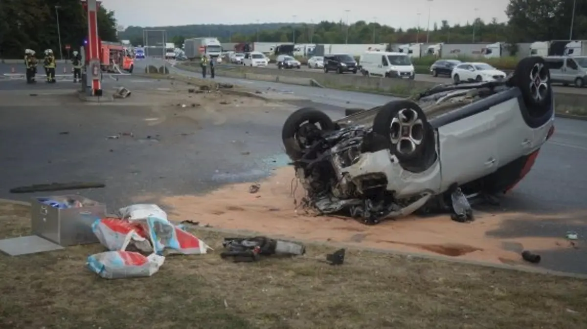 Unfall an Raststätte Medenbach - Auto überschlägt sich bei Wiesbaden
