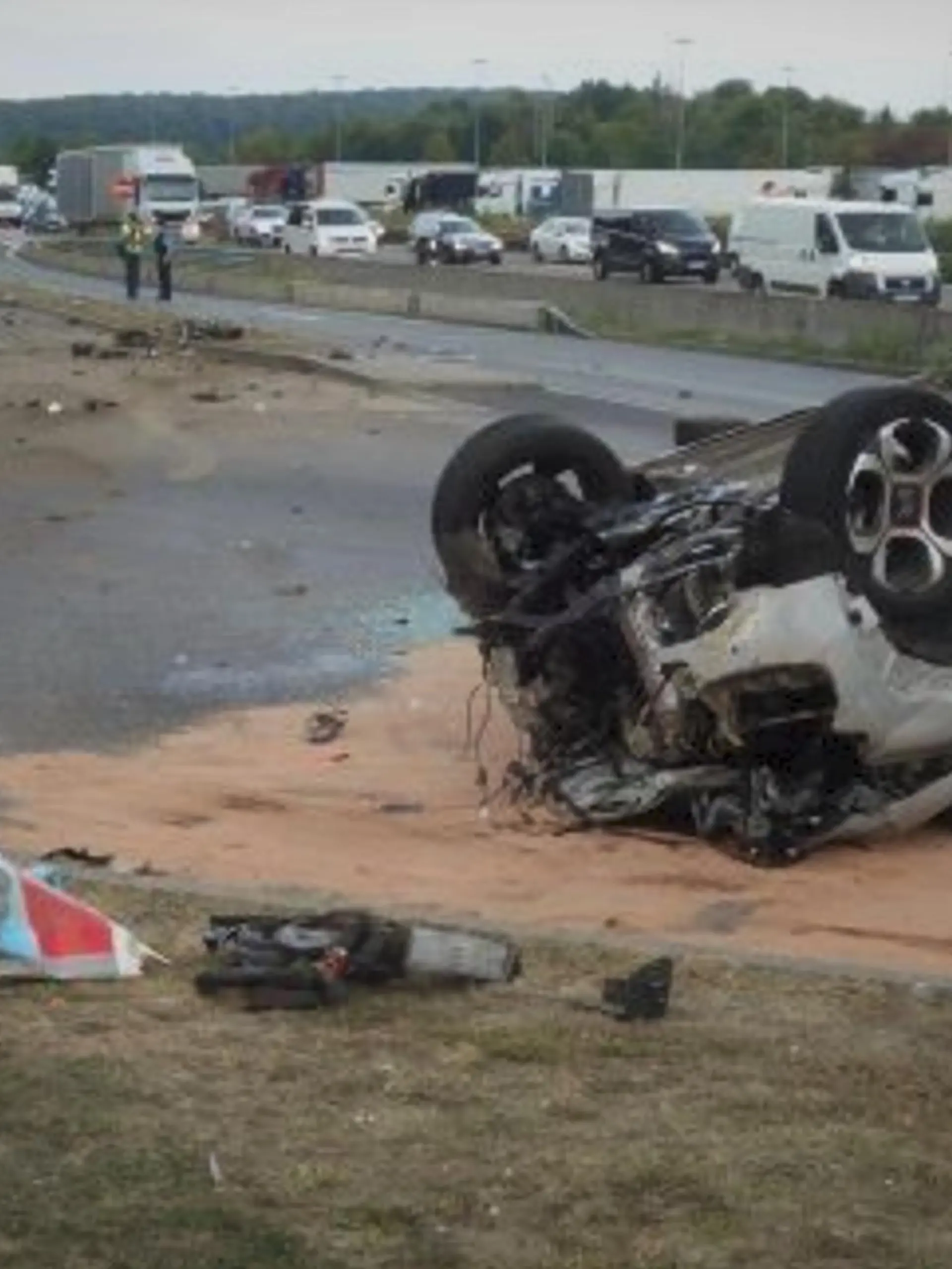 Unfall an Raststätte Medenbach - Auto überschlägt sich bei Wiesbaden