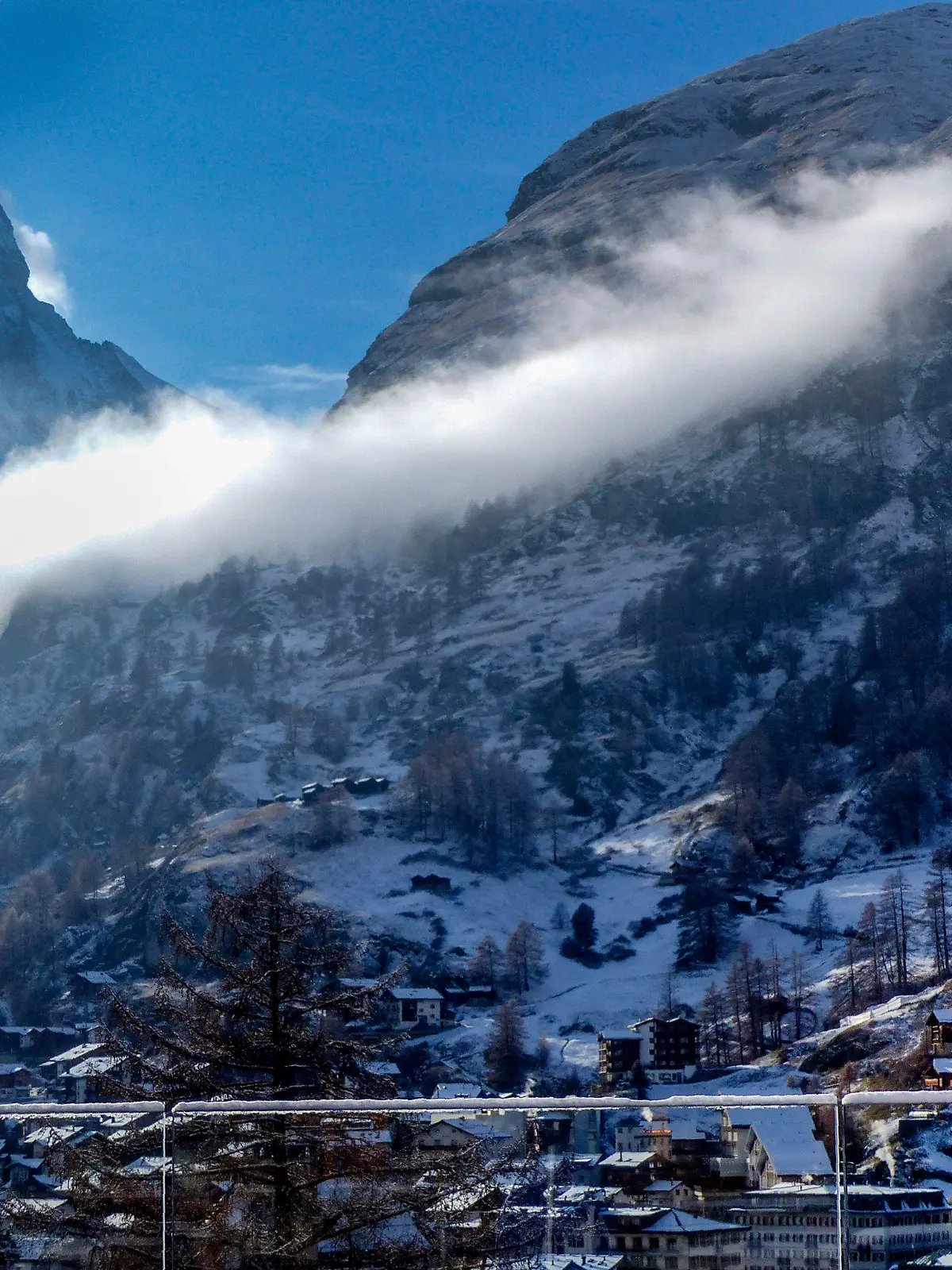 02.12.2020, Schweiz, Zermatt: Eine Frau fotografiert das Matterhorn (l). Die Schweiz verschärft angesichts der weiterhin bedrohlichen Corona-Situation ihre Maßnahmen. Im Prinzip wolle die Schweiz die Skigebiete für den Inlandstourismus offen halten, für die EU-Mitgliedsstaaten Österreich, Frankreich, Deutschland und Italien gelten Beschränkungen. Foto: Jamey Keaten/AP/dpa +++ dpa-Bildfunk +++