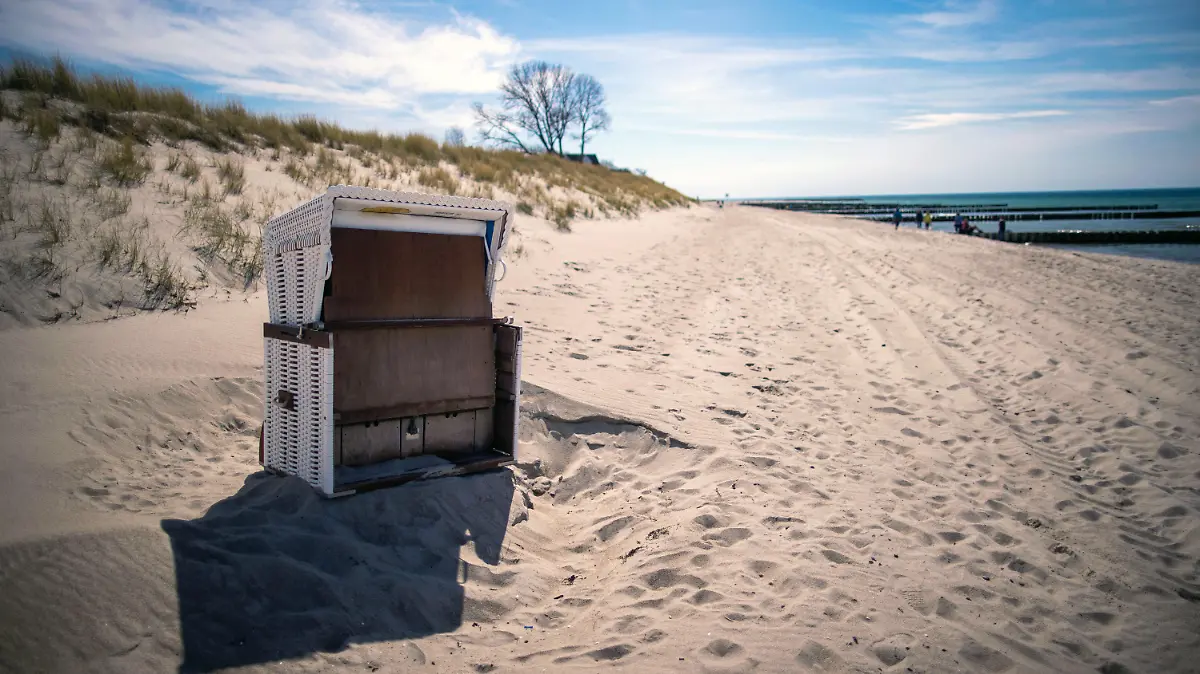 09.05.2021, Mecklenburg-Vorpommern, Ahrenshoop: Ein leerer einzelner Strandkorb steht am Ostseestrand auf der Halbinsel Darss-Fischland-Zingst. Das Wetter zeigt sich mit viel Sonnenschein und Temperaturen über 20 Grad von seiner schönen Seite und lockt Tagesgäste an die Ostseeküste von Mecklenburg-Vorpommern. Foto: Jens Büttner/dpa-Zentralbild/dpa +++ dpa-Bildfunk +++