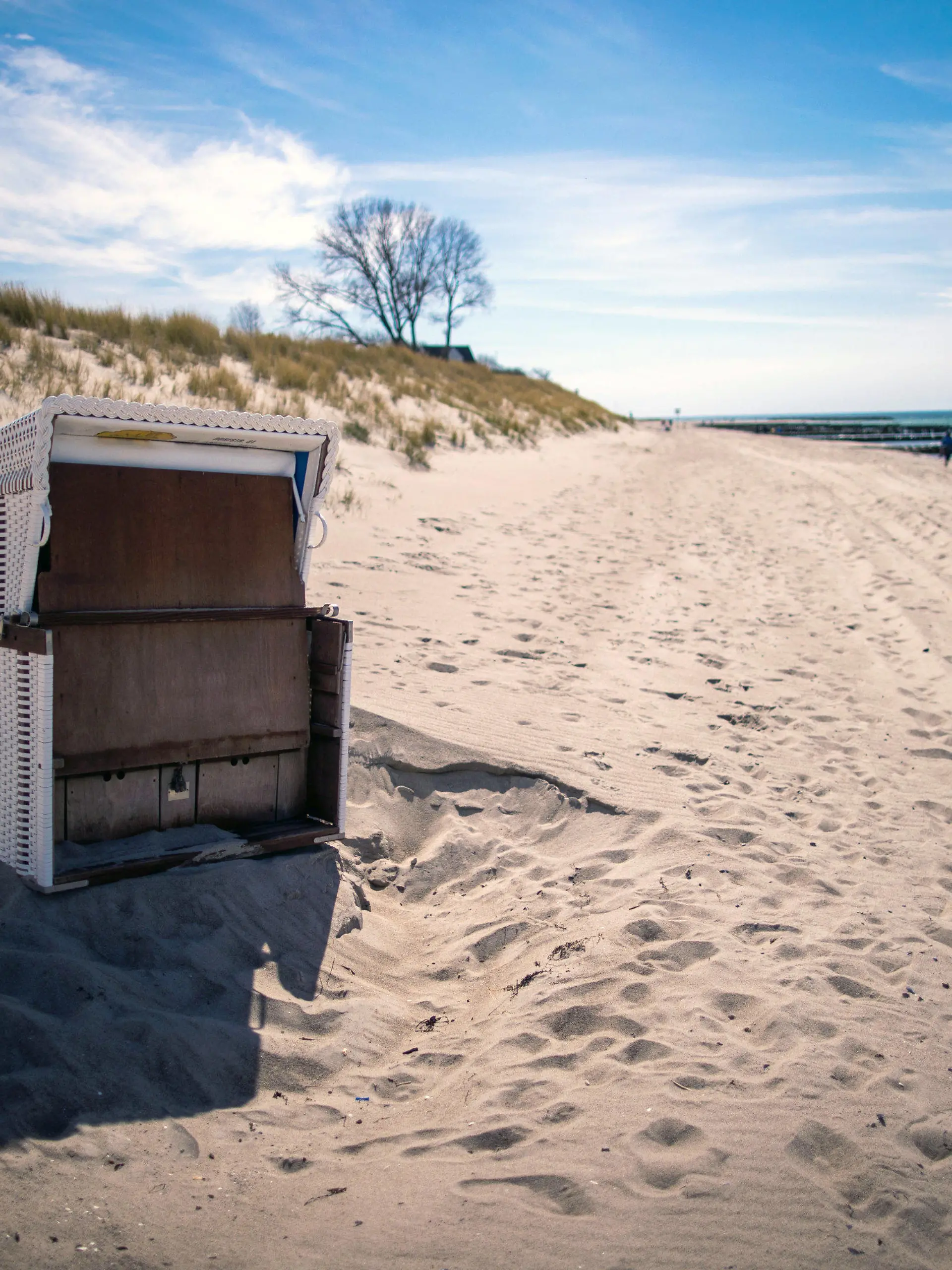 09.05.2021, Mecklenburg-Vorpommern, Ahrenshoop: Ein leerer einzelner Strandkorb steht am Ostseestrand auf der Halbinsel Darss-Fischland-Zingst. Das Wetter zeigt sich mit viel Sonnenschein und Temperaturen über 20 Grad von seiner schönen Seite und lockt Tagesgäste an die Ostseeküste von Mecklenburg-Vorpommern. Foto: Jens Büttner/dpa-Zentralbild/dpa +++ dpa-Bildfunk +++