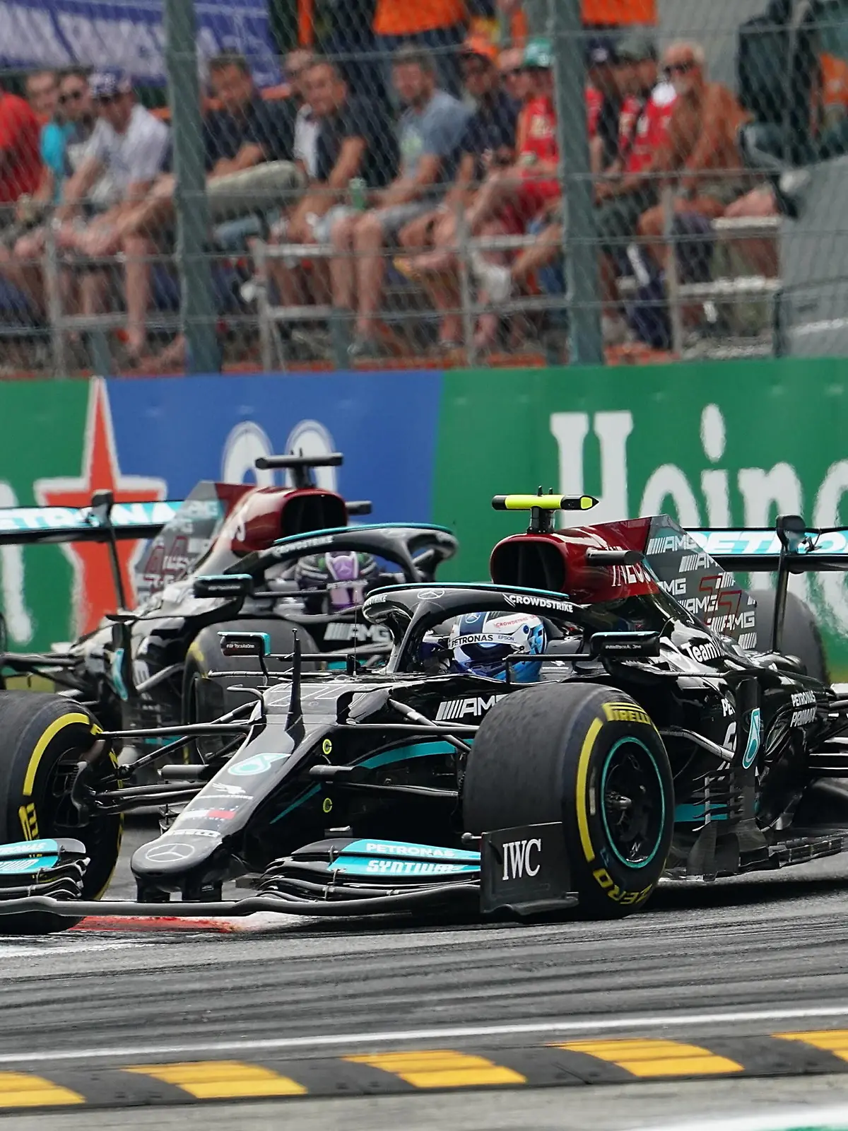  FORMULA 1 HEINEKEN GRAN PREMIO D ITALIA 2021 / 10.09.2021, Autodromo Nazionale di Monza, Monza, FORMULA 1 HEINEKEN GRAN PREMIO D ITALIA 2021 ,im Bild Valtteri Bottas FIN 77, Mercedes-AMG Petronas Formula One Team, Lewis Hamilton GBR 44, Mercedes-AMG Petronas Formula One Team *** FORMULA 1 HEINEKEN GRAN PREMIO D ITALIA 2021 10 09 2021, Autodromo Nazionale di Monza, Monza, FORMULA 1 HEINEKEN GRAN PREMIO D ITALIA 2021 ,in picture Valtteri Bottas FIN 77 , Mercedes AMG Petronas Formula One Team, Lewis Hamilton GBR 44 , Mercedes AMG Petronas Formula One Team nordphotoxGmbHx/xBratic nph00250