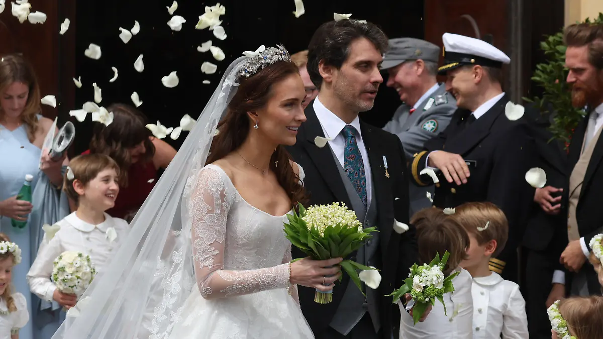 20.05.2023, Bayern, München: Ludwig Prinz von Bayern und seine Frau Sophie-Alexandra Prinzessin von Bayern kommen nach ihrer kirchlichen Hochzeit auf dem Odeonsplatz aus der Theatinerkirche. Zu den Feierlichkeiten werden rund 1000 Gäste erwartet. Foto: Karl-Josef Hildenbrand/dpa +++ dpa-Bildfunk +++