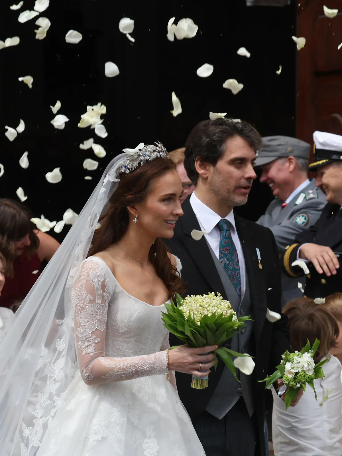 20.05.2023, Bayern, München: Ludwig Prinz von Bayern und seine Frau Sophie-Alexandra Prinzessin von Bayern kommen nach ihrer kirchlichen Hochzeit auf dem Odeonsplatz aus der Theatinerkirche. Zu den Feierlichkeiten werden rund 1000 Gäste erwartet. Foto: Karl-Josef Hildenbrand/dpa +++ dpa-Bildfunk +++