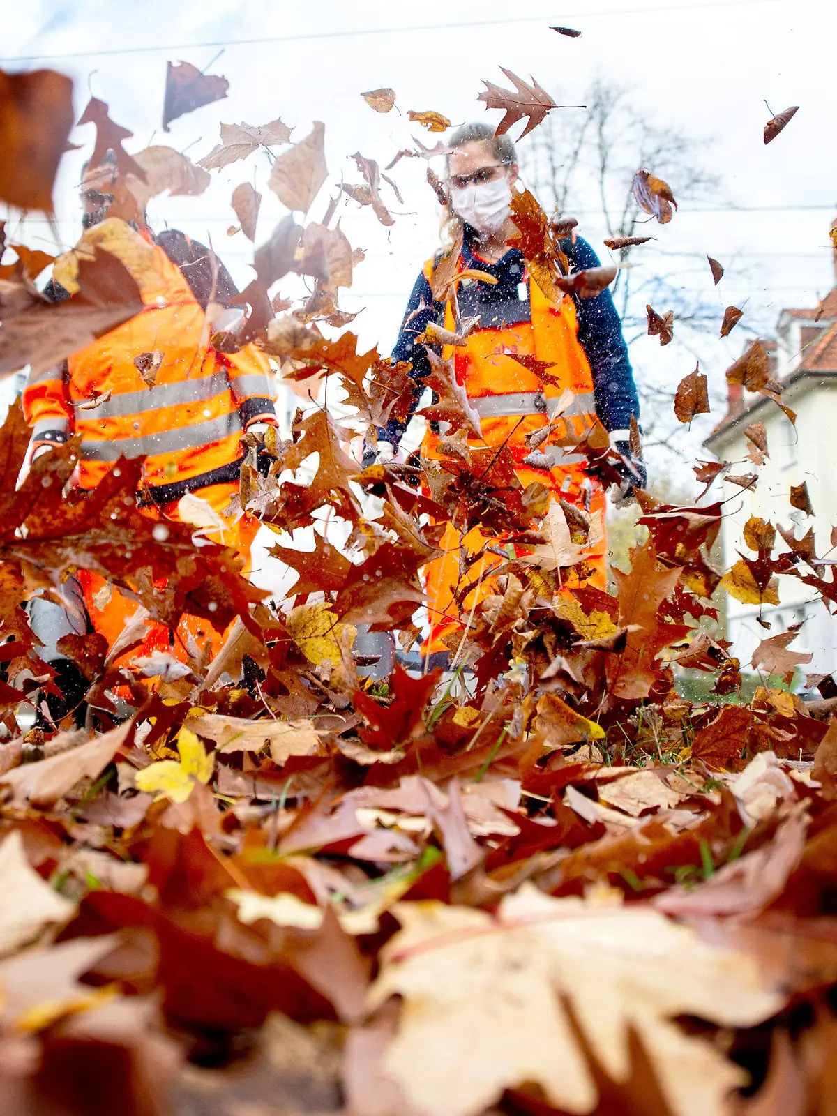 02.11.2020, Niedersachsen, Hannover: Zwei Mitarbeiterinnen vom aha Zweckverband Abfallwirtschaft in der Region Hannover befreien einen Radweg im Stadtteil List mit Laubbläsern vom Herbstlaub. Foto: Hauke-Christian Dittrich/dpa +++ dpa-Bildfunk +++
