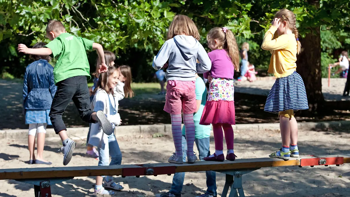 ARCHIV - Schulkinder spielen am 13.08.2012 in Berlin auf dem Schulhof der Paul-Klee-Grundschule. Weltweit wird an verschiedenen Aktionstagen im Jahr an die Rechte, Bedürfnisse, aber auch die Nöte von Kindern erinnert. Am 1. Juni ist Internationaler Kindertag. Foto: Robert Schlesinger/dpa (zu dpa «Vor dem Internationalen Kindertag (am 1.6.)» vom 31.05.2015) +++(c) dpa - Bildfunk+++