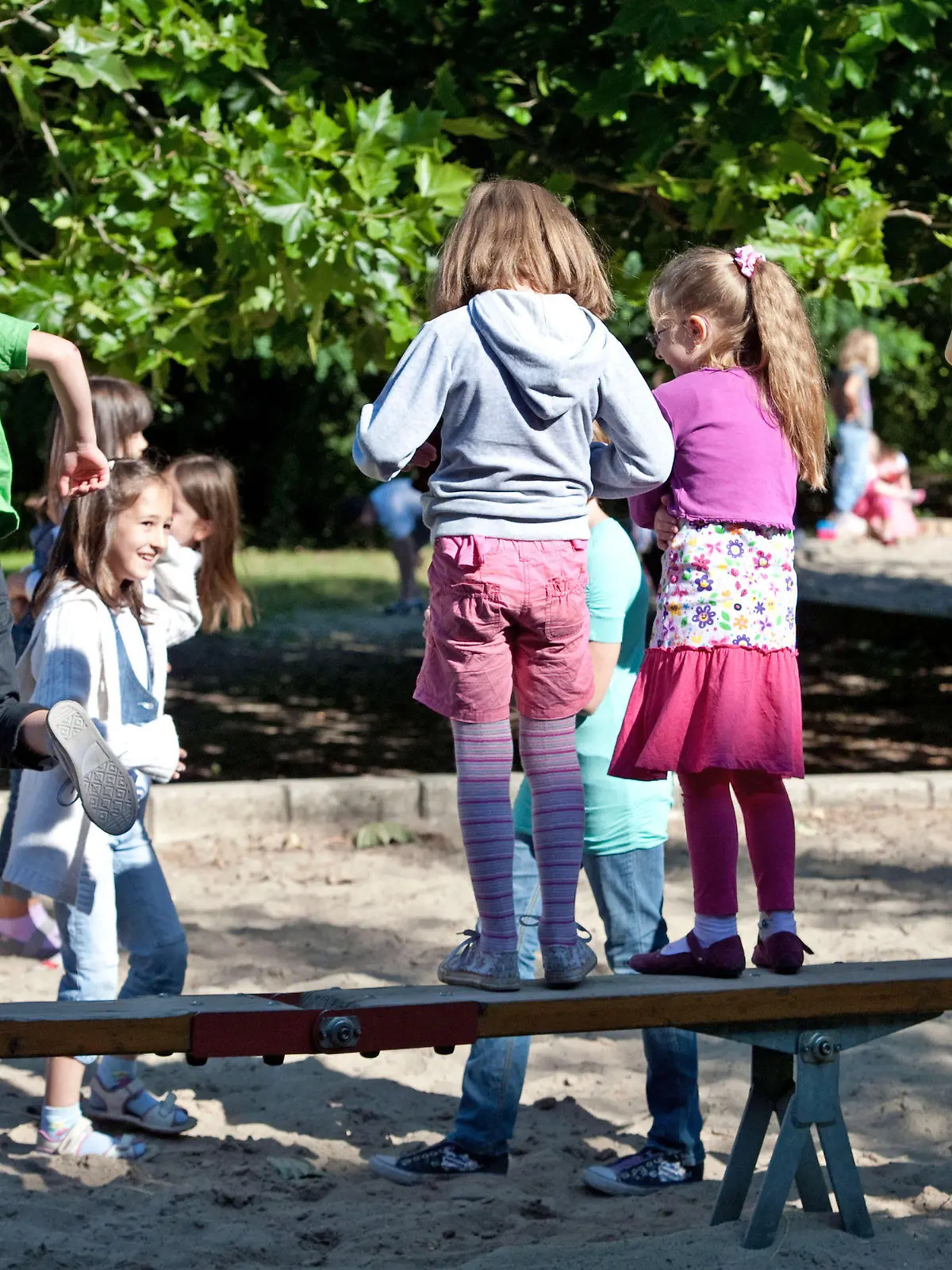 ARCHIV - Schulkinder spielen am 13.08.2012 in Berlin auf dem Schulhof der Paul-Klee-Grundschule. Weltweit wird an verschiedenen Aktionstagen im Jahr an die Rechte, Bedürfnisse, aber auch die Nöte von Kindern erinnert. Am 1. Juni ist Internationaler Kindertag. Foto: Robert Schlesinger/dpa (zu dpa «Vor dem Internationalen Kindertag (am 1.6.)» vom 31.05.2015) +++(c) dpa - Bildfunk+++
