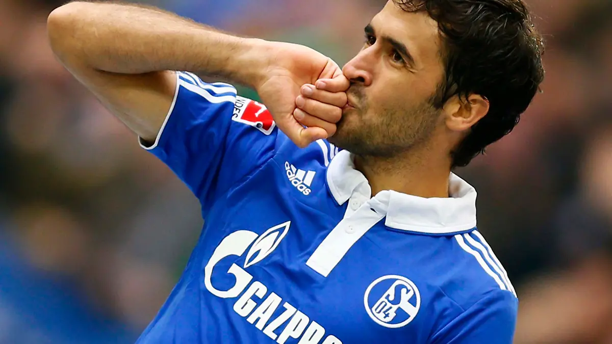 Raul of Schalke 04 celebrates his second goal against Hanover 96 during their German first division Bundesliga soccer match in Gelsenkirchen, April 8, 2012. REUTERS/Kai Pfaffenbach (GERMANY - Tags: SPORT SOCCER) DFL LIMITS USE OF IMAGES ON THE INTERNET TO 15 PICTURES DURING THE MATCH AND, PROHIBITS MOBILE (MMS) USE DURING AND UP TO 2 HOURS POST MATCH. FOR MORE INFORMATION CONTACT DFL