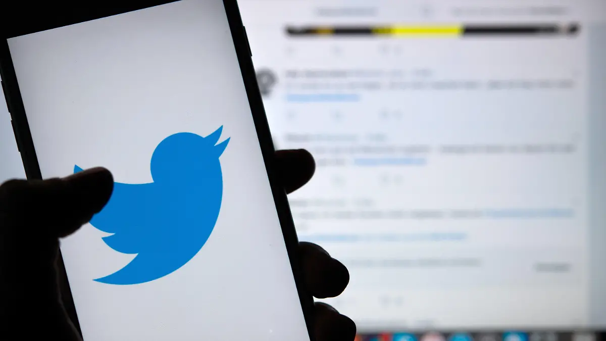 ARCHIV - 23.04.2019, Berlin: Das Logo des sozialen Mediums Twitter ist auf dem Display eines Smartphones zu sehen. Unbekannten ist es gelungen, Werbung für dubiose Kryptowährungs-Deals über Twitter-Profile von Prominenten zu verbreiten. Foto: Monika Skolimowska/zb/dpa +++ dpa-Bildfunk +++