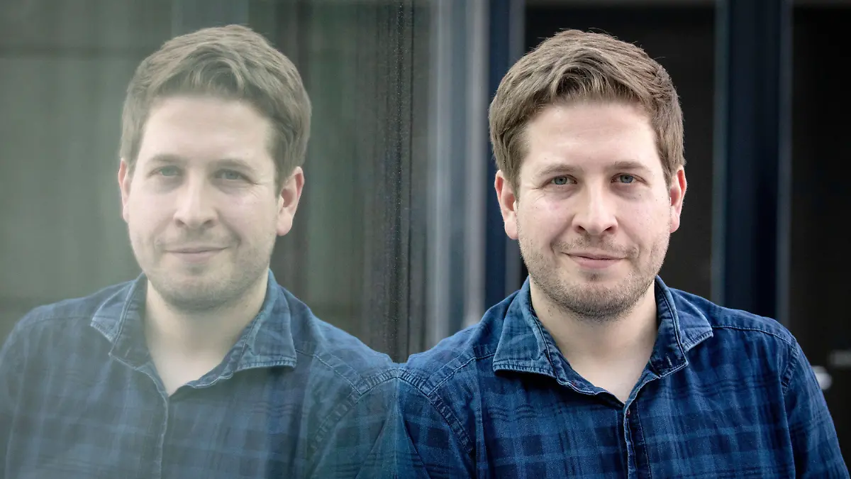 ARCHIV - 04.04.2019, Berlin: Kevin Kühnert, Bundesvorsitzender der Jusos, blickt im Willy-Brandt-Haus nach einem Interview mit der Deutschen Presse-Agentur dpa, in die Kamera des Fotografen. (zu "Heftige Kritik an Sozialismus-Thesen von Juso-Chef Kühnert") Foto: Kay Nietfeld/dpa +++ dpa-Bildfunk +++