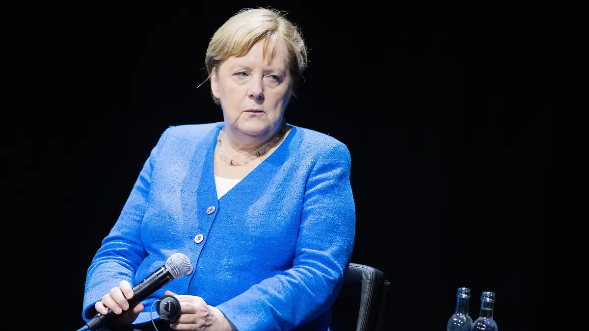 Angela Merkel (CDU), Bundeskanzlerin, sitzt bei einem Podiumsgespräch mit Chimamanda Ngozi Adichie, nigerianische Schriftstellerin, auf der Bühne im Schauspielhaus. Das Treffen war geplant für die Festivaleröffnung von Theater der Welt 2020, dann jedoch durch die Pandemie um ein Jahr verschoben.