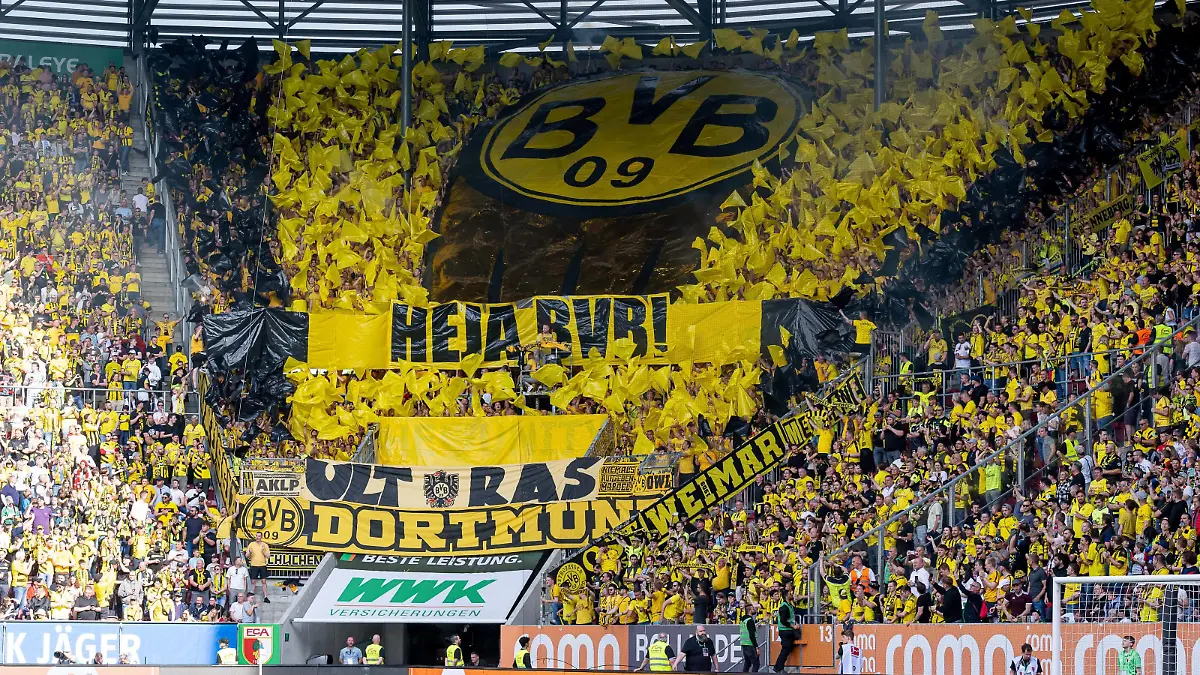 Choreo im Dortmunder Fanblock. GER, FC Augsburg gegen BV Borussia Dortmund 09, Fussball, Bundesliga, 33. Spieltag, Spielzeit 2022/2023, 21.05.2023. DFL DFB REGULATIONS PROHIBIT ANY USE OF PHOTOGRAPHS as IMAGE SEQUENCES and or QUASI-VIDEO. GER, FC Augsburg gegen BV Borussia Dortmund 09, Fussball, Bundesliga, 33. Spieltag, Spielzeit 2022/2023, 21.05.2023 Augsburg *** Choreo in the Dortmund fan block GER, FC Augsburg vs BV Borussia Dortmund 09, Football, Bundesliga, 33 Matchday, Season 2022 2023, 21 05 2023 DFL DFB REGULATES PROHIBIT ANY USE OF PHOTOGRAPHS as IMAGE SEQUENCES and or QUASI VIDEO GER, FC Augsburg vs BV Borussia Dortmund 09, Football, Bundesliga, 33 Matchday, Season 2022 2023, 21 05 2023 Augsburg Copyright: xEibner-Pressefoto/HeikexFeinerx EP_EER
