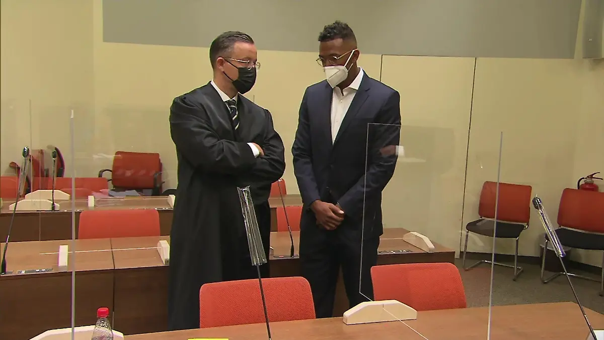 Jérôme Boateng steht am Donnerstag, 9. September, vor Gericht. Links neben ihm: Sein Anwalt