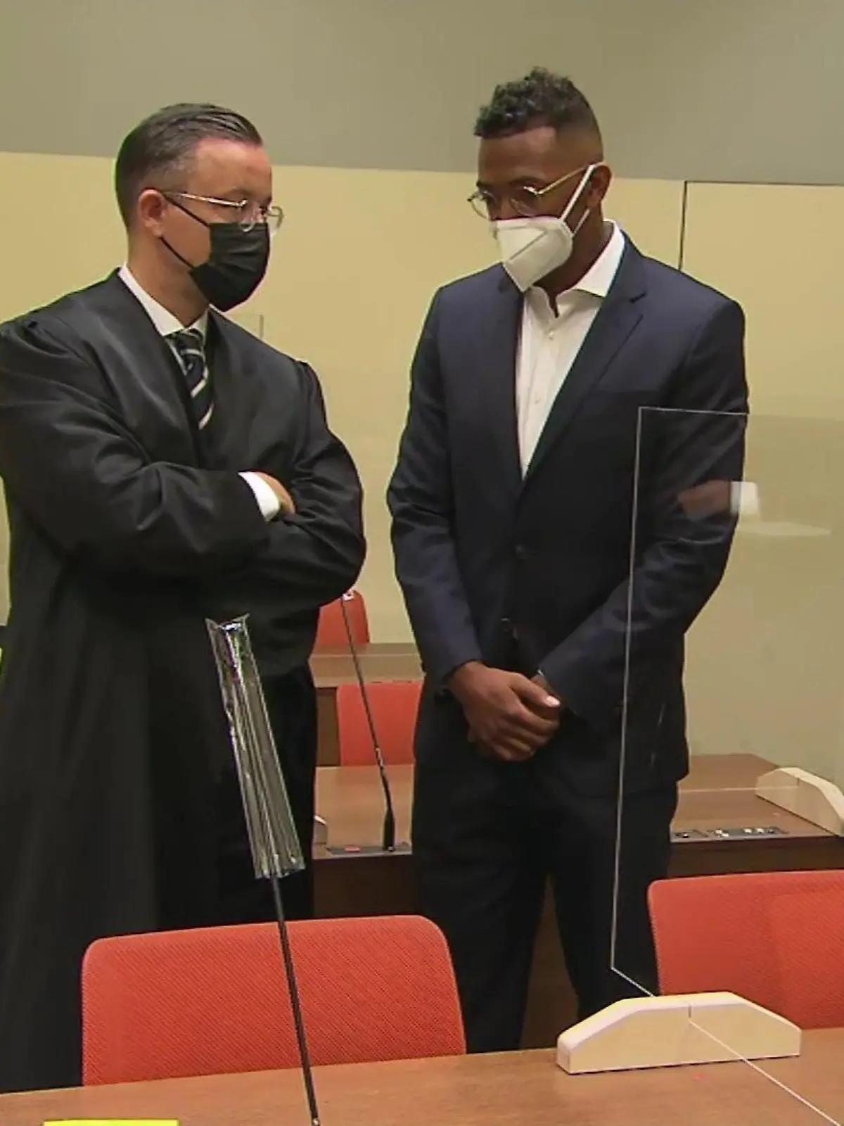 Jérôme Boateng steht am Donnerstag, 9. September, vor Gericht. Links neben ihm: Sein Anwalt