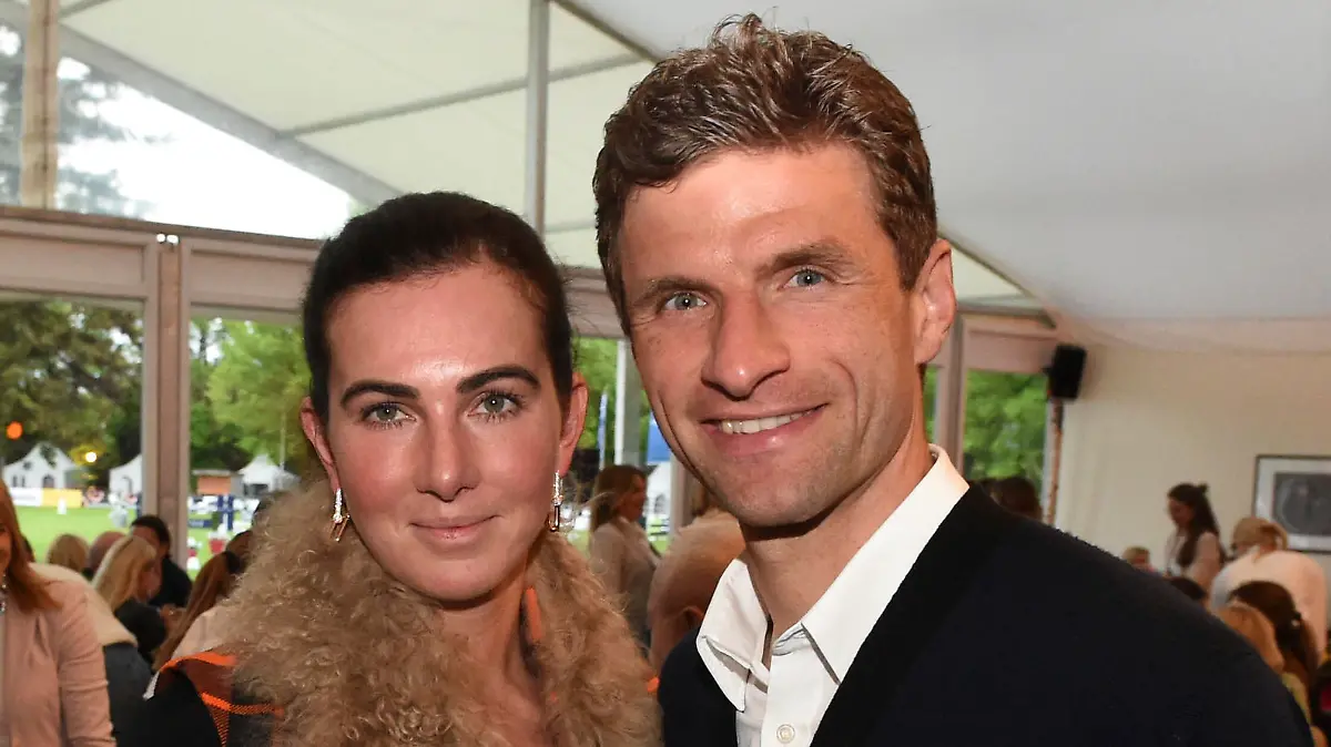 Der Fußballer Thomas Müller und seine Frau Lisa feiern beim Welcome Abends der Pferd International.