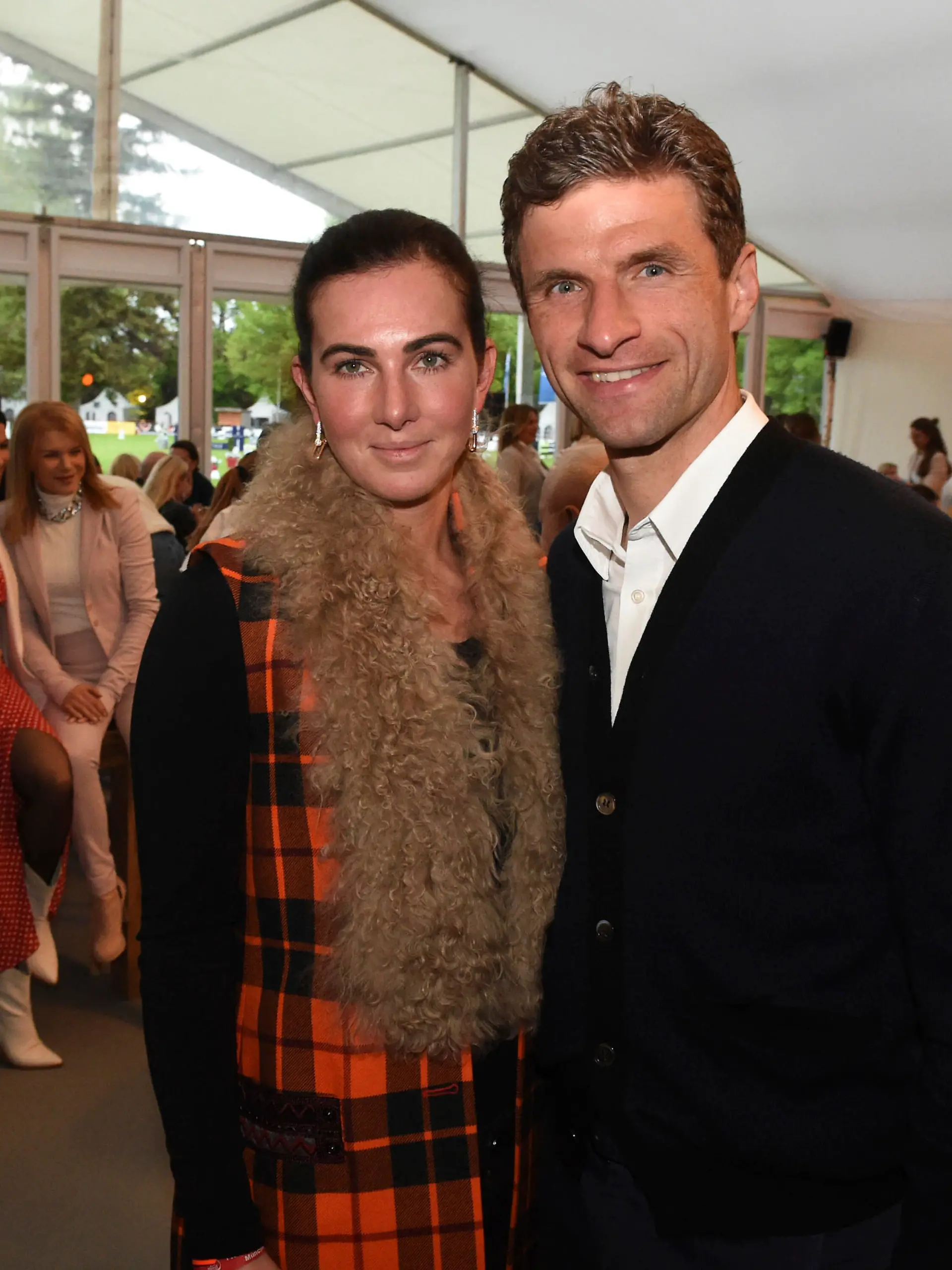 Der Fußballer Thomas Müller und seine Frau Lisa feiern beim Welcome Abends der Pferd International.