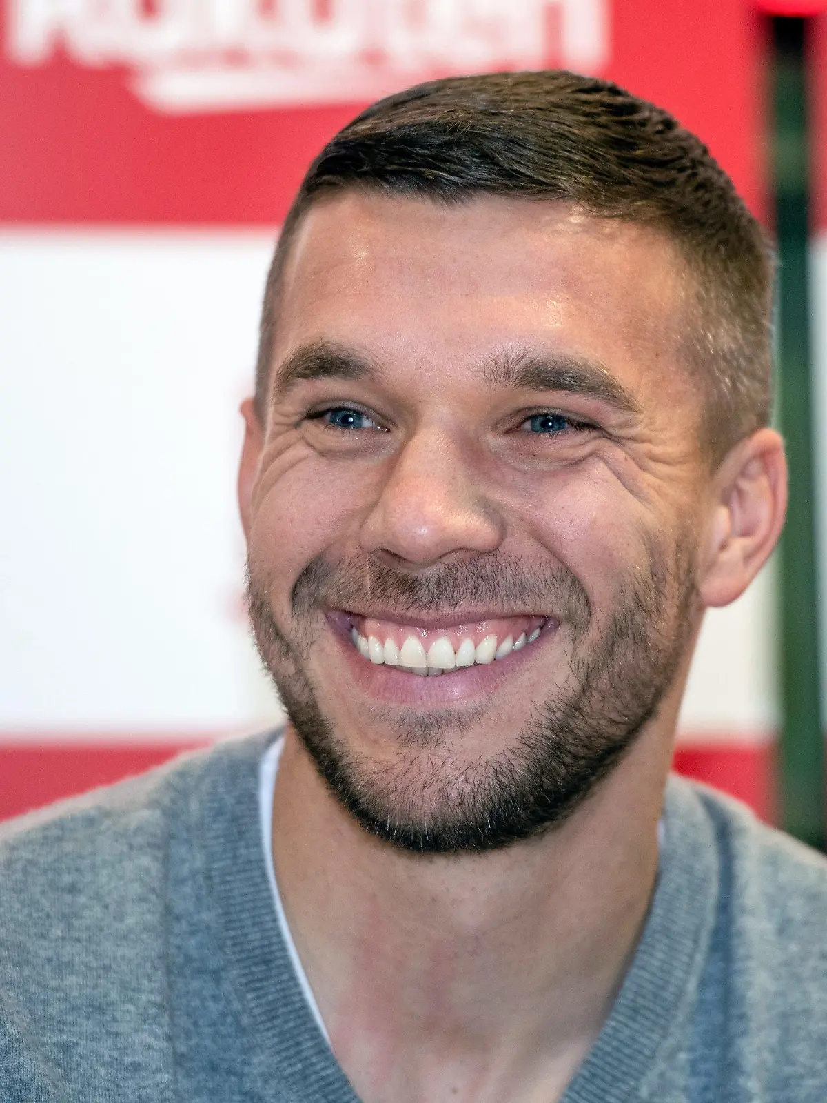 ARCHIV - 13.01.2019, Nordrhein-Westfalen, Gummersbach: Der frühere Fußall-Nationalspieler Lukas Podolski lächelt bei einer Pressekonferenz. (Zu dpa: «Medien: Podolski mit Antalyaspor einig») Foto: Bernd Thissen/dpa +++ dpa-Bildfunk +++