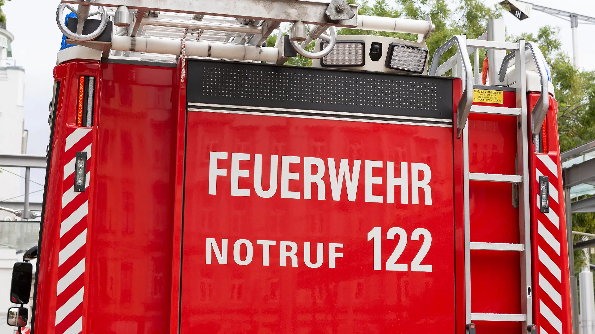 Feuerwehrauto Notruf 122 *** Fire engine emergency call 122 1065523986