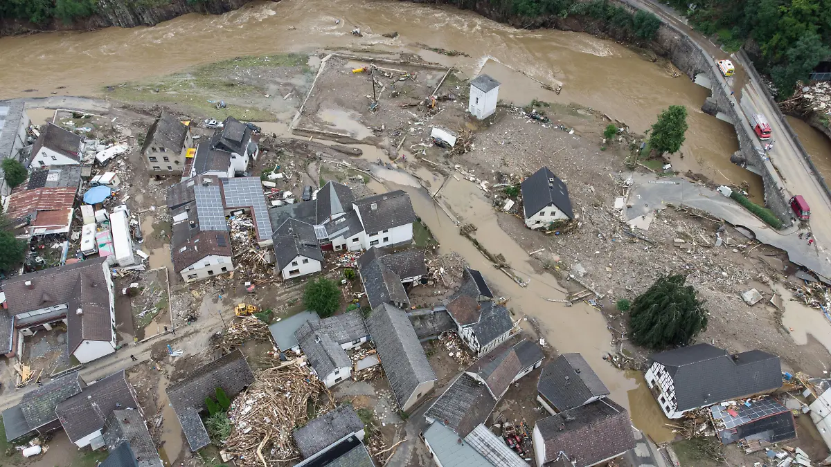 Weitgehend zerstört und überflutet ist das Dorf im Kreis Ahrweiler nach dem Unwetter mit Hochwasser (Aufnahme mit einer Drohne).