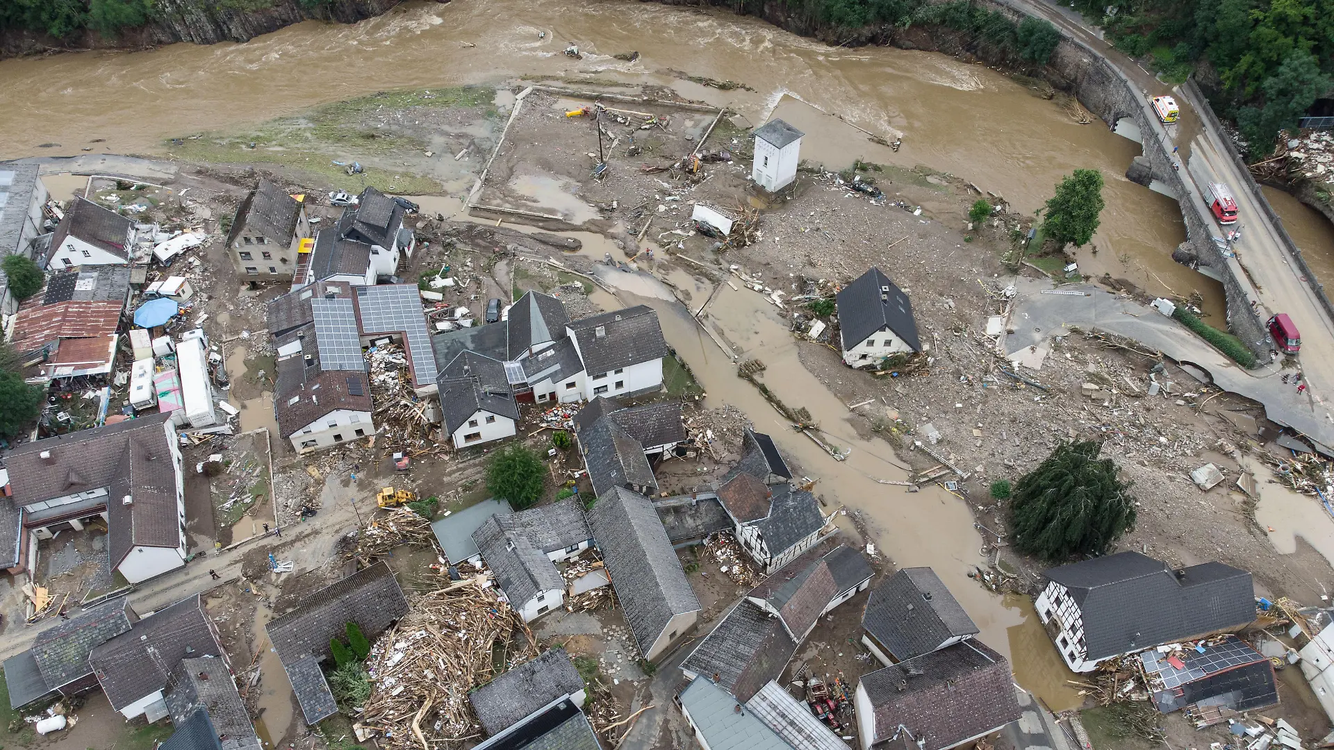 Weitgehend zerstört und überflutet ist das Dorf im Kreis Ahrweiler nach dem Unwetter mit Hochwasser (Aufnahme mit einer Drohne).