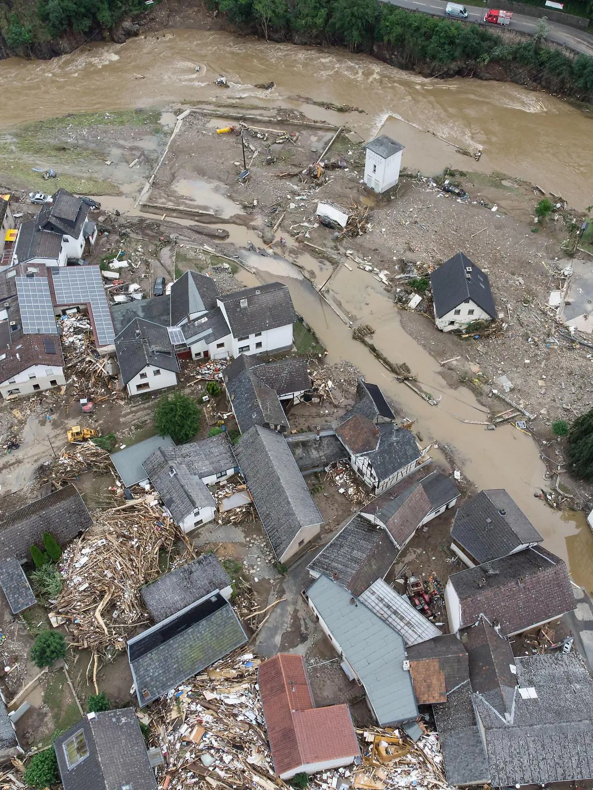 Weitgehend zerstört und überflutet ist das Dorf im Kreis Ahrweiler nach dem Unwetter mit Hochwasser (Aufnahme mit einer Drohne).