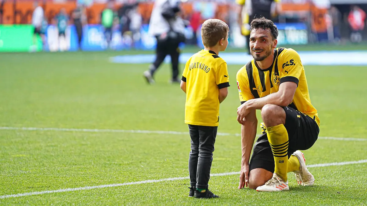 Mats Hummels 15 Borussia Dortmund mit seinem Sohn nach dem Bundesligaspiel FC Augsburg - Borussia Dortmund am 21.05.2023 Augsburg WWK Arena Bayern Deutschland *** Mats Hummels 15 Borussia Dortmund with his son after the Bundesliga match FC Augsburg Borussia Dortmund on 21 05 2023 Augsburg WWK Arena Bayern Germany