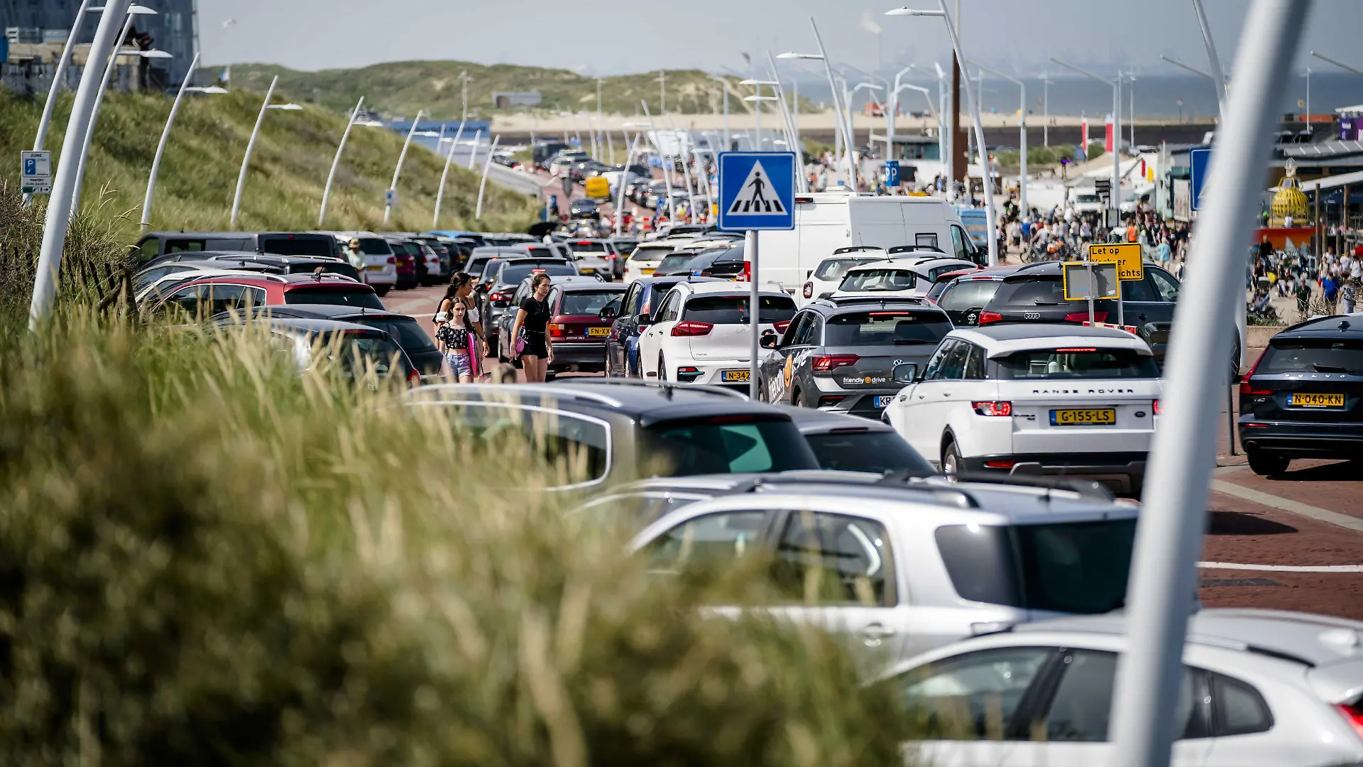 2022-06-18 11:23:44 SCHEVENINGEN - Viel Verkehr am Strand von Scheveningen. Aufgrund der anhaltenden Hitze suchen die Menschen am Strand Abkühlung. ANP BART-GRÖSSE