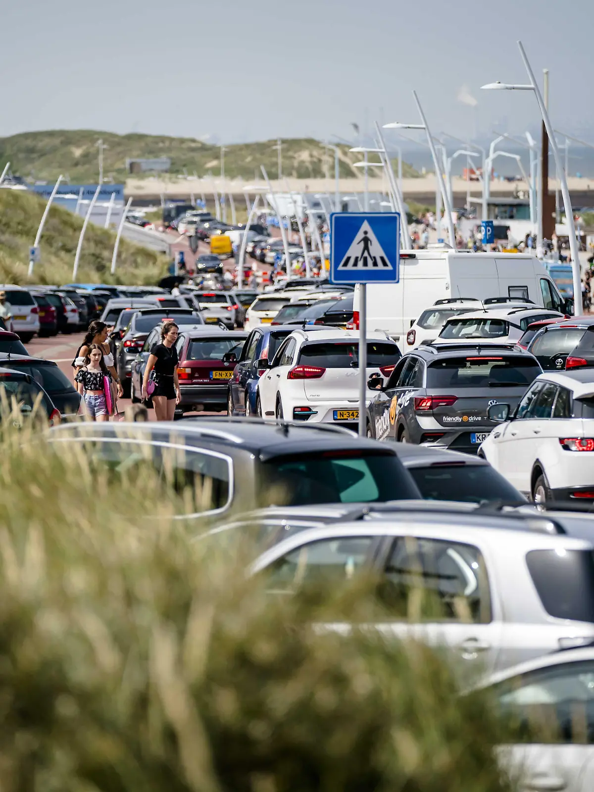 2022-06-18 11:23:44 SCHEVENINGEN - Viel Verkehr am Strand von Scheveningen. Aufgrund der anhaltenden Hitze suchen die Menschen am Strand Abkühlung. ANP BART-GRÖSSE