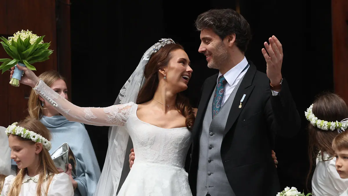 20.05.2023, Bayern, München: Ludwig Prinz von Bayern und seine Frau Sophie-Alexandra Prinzessin von Bayern stehen nach ihrer kirchlichen Hochzeit auf dem Odeonsplatz vor der Theatinerkirche. Zu den Feierlichkeiten werden rund 1000 Gäste erwartet. Foto: Karl-Josef Hildenbrand/dpa +++ dpa-Bildfunk +++