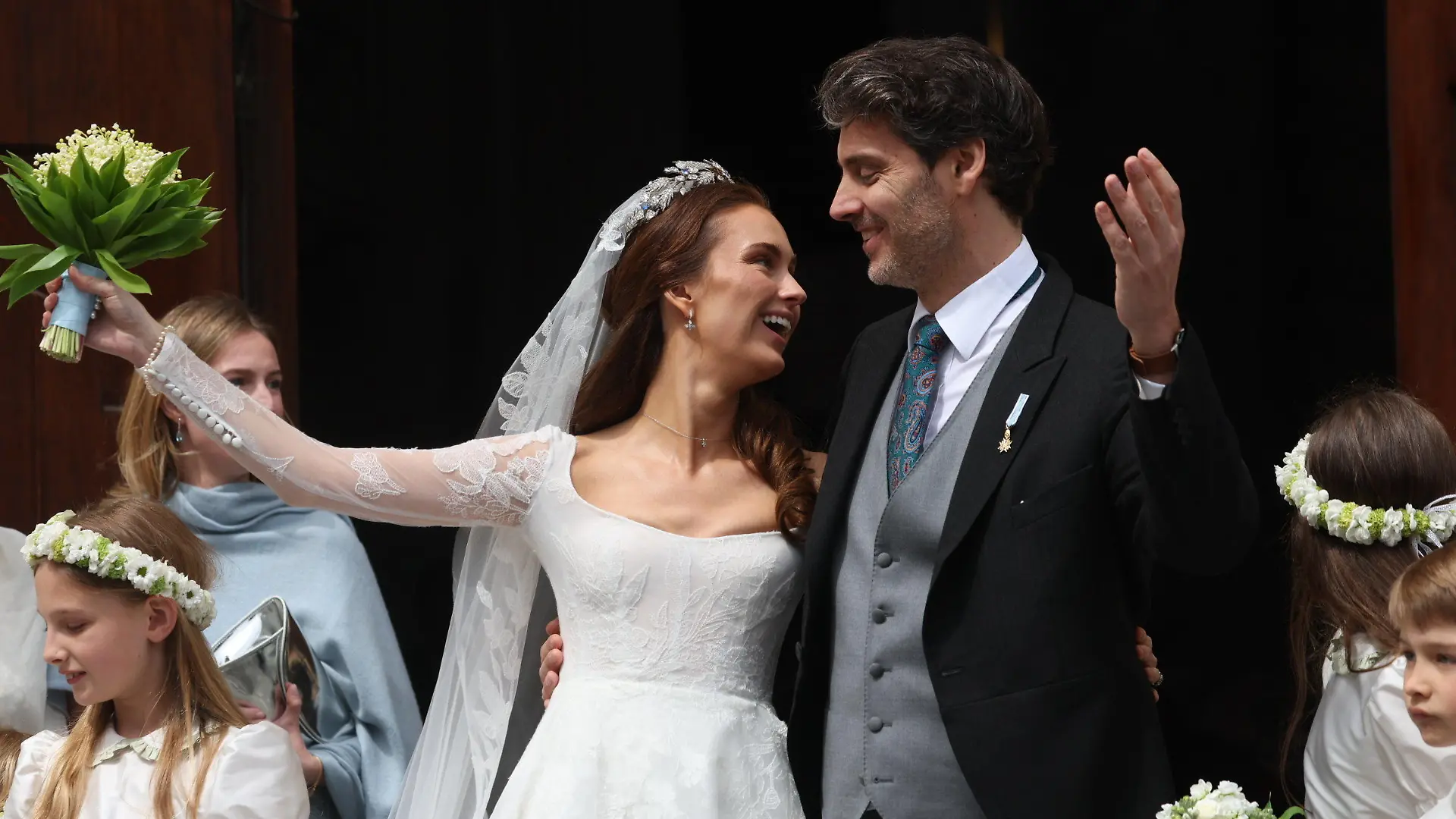 20.05.2023, Bayern, München: Ludwig Prinz von Bayern und seine Frau Sophie-Alexandra Prinzessin von Bayern stehen nach ihrer kirchlichen Hochzeit auf dem Odeonsplatz vor der Theatinerkirche. Zu den Feierlichkeiten werden rund 1000 Gäste erwartet. Foto: Karl-Josef Hildenbrand/dpa +++ dpa-Bildfunk +++