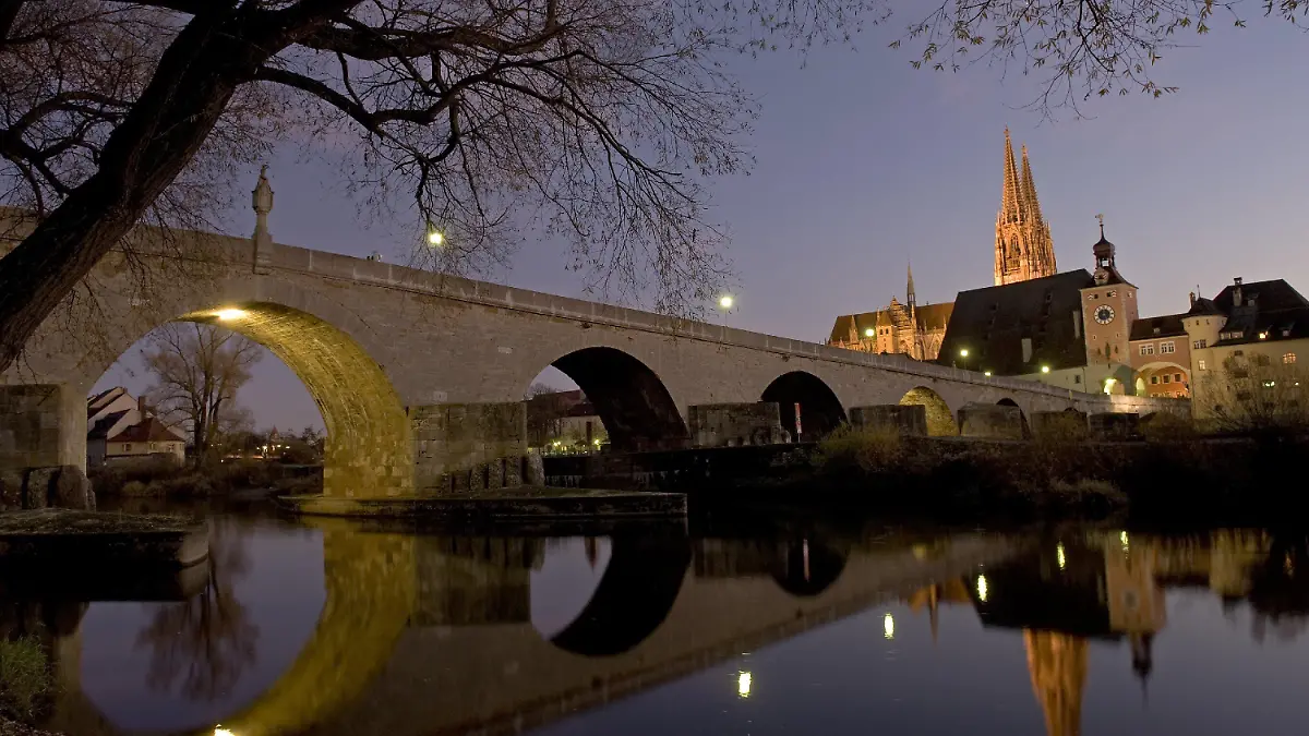 Die Regensburger Altstadt (Oberpfalz) an der Donau mit dem Dom Sankt Peter und der Steinernen Brücke im Abendlicht, aufgenommen am Mittwochabend (18.11.2009). Foto: Armin Weigel dpa/lby +++(c) dpa - Bildfunk+++
