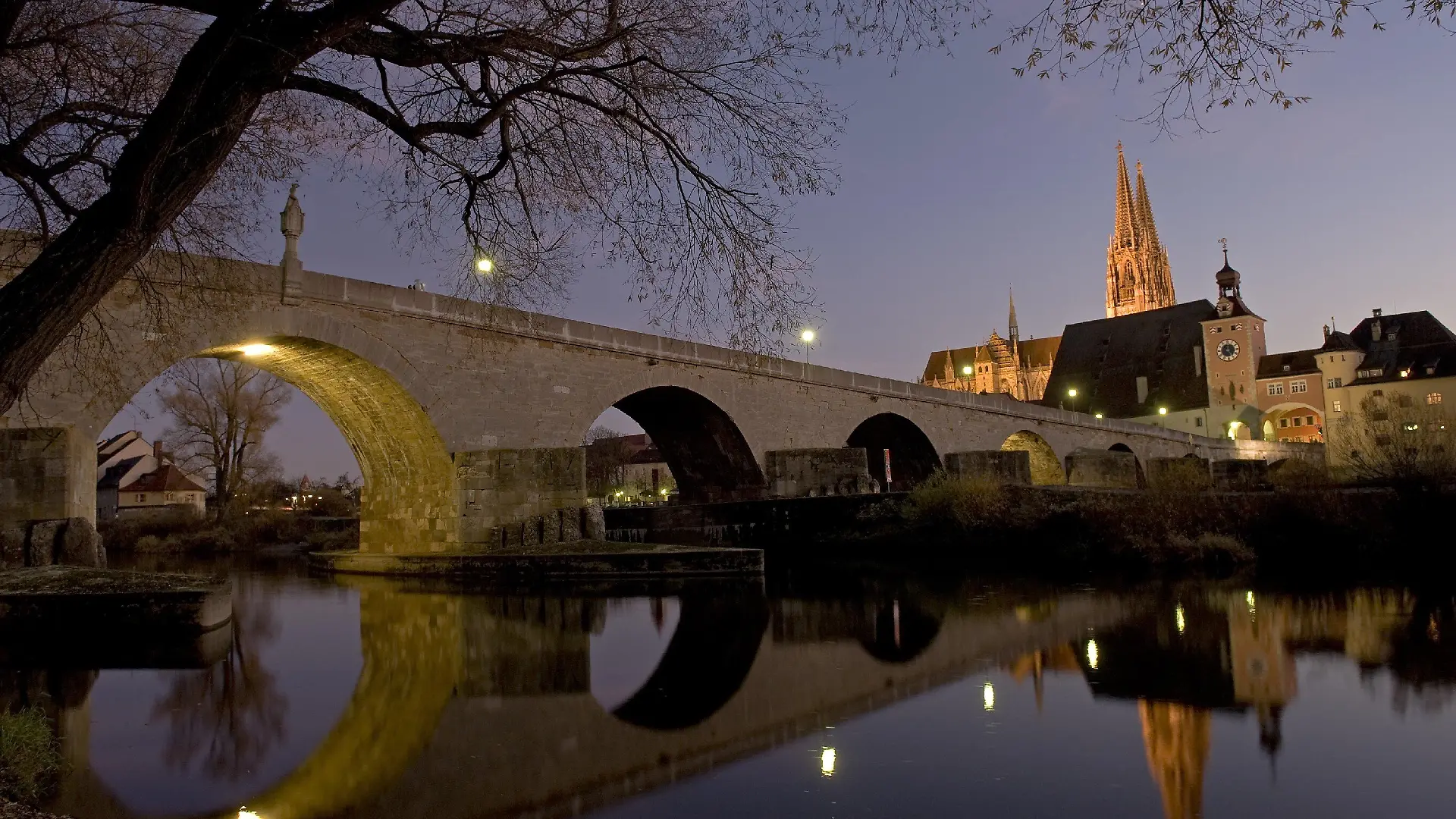 Die Regensburger Altstadt (Oberpfalz) an der Donau mit dem Dom Sankt Peter und der Steinernen Brücke im Abendlicht, aufgenommen am Mittwochabend (18.11.2009). Foto: Armin Weigel dpa/lby +++(c) dpa - Bildfunk+++