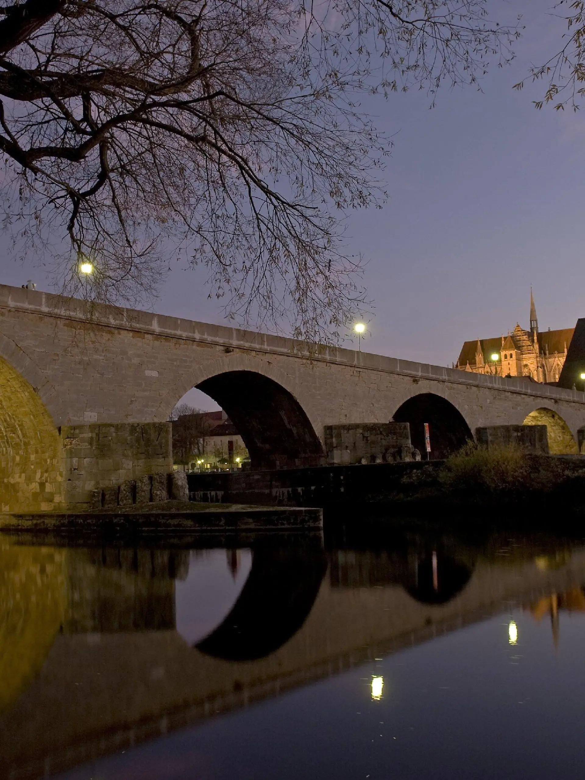 Die Regensburger Altstadt (Oberpfalz) an der Donau mit dem Dom Sankt Peter und der Steinernen Brücke im Abendlicht, aufgenommen am Mittwochabend (18.11.2009). Foto: Armin Weigel dpa/lby +++(c) dpa - Bildfunk+++