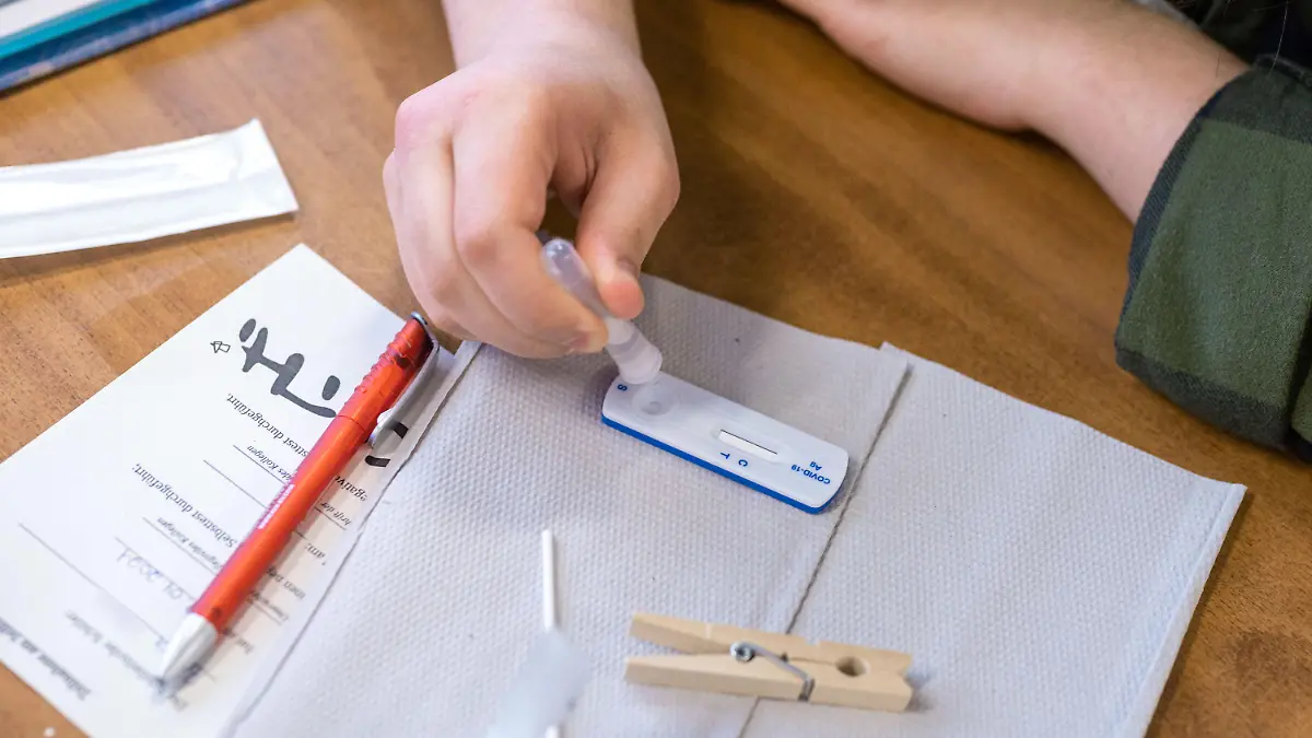 ARCHIV - 19.04.2021, Nordrhein-Westfalen, Köln: Eine Schülerin macht vor Unterrichtsbeginn in der Katharina Henoth-Gesamtschule einen Corona-Antigen-Schnelltest. Köln plant einen Modellversuch, bei dem nur noch positiv getestete Schüler in Quarantäne sollen. (zu dpa «Modellversuch in Köln geplant: Quarantäne nur für infizierte Schüler») Foto: Marius Becker/dpa - ACHTUNG: Name auf Formular gepixelt +++ dpa-Bildfunk +++