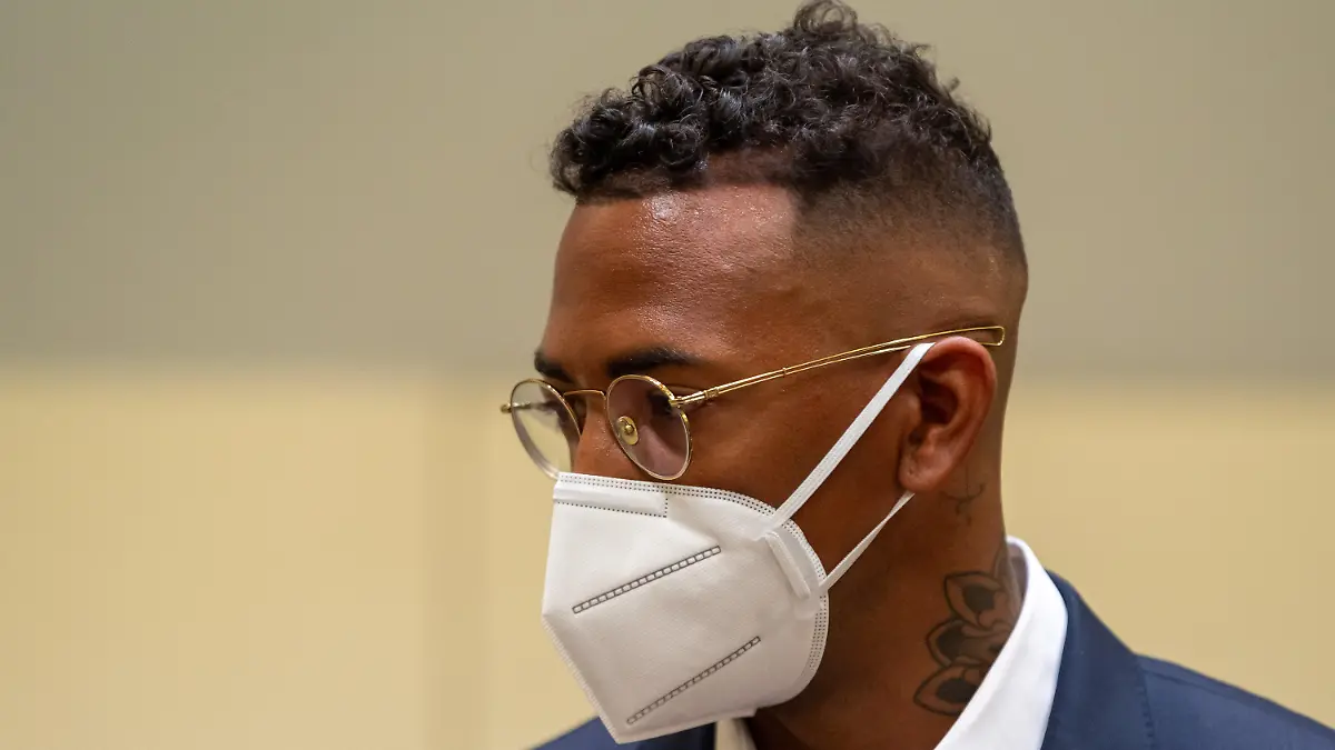09.09.2021, Bayern, München: Der Fußball-Profi und ehemalige Nationalspieler Jerome Boateng steht zu Beginn des Prozesses gegen ihn im Amtsgericht München an seinem Platz. Gegen Boateng wird wegen des Vorwurfs der Körperverletzung verhandelt. Foto: Peter Kneffel/dpa +++ dpa-Bildfunk +++