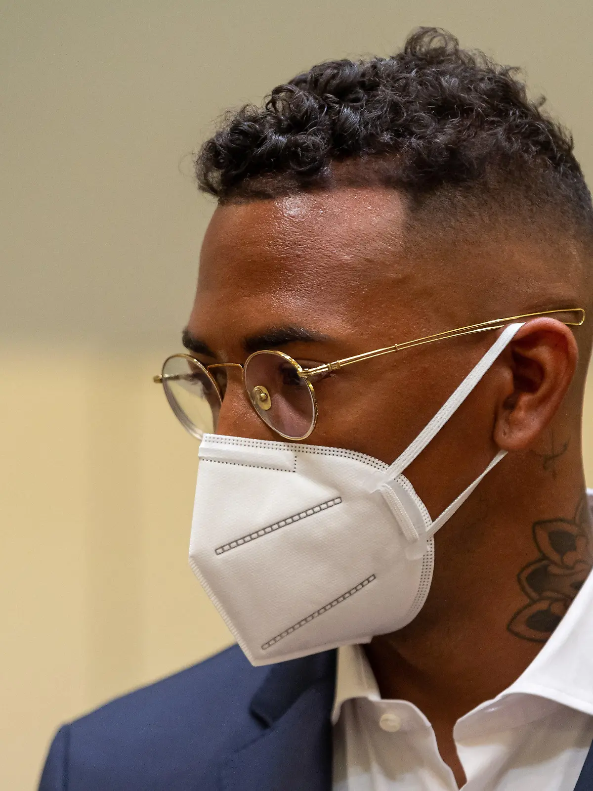 09.09.2021, Bayern, München: Der Fußball-Profi und ehemalige Nationalspieler Jerome Boateng steht zu Beginn des Prozesses gegen ihn im Amtsgericht München an seinem Platz. Gegen Boateng wird wegen des Vorwurfs der Körperverletzung verhandelt. Foto: Peter Kneffel/dpa +++ dpa-Bildfunk +++