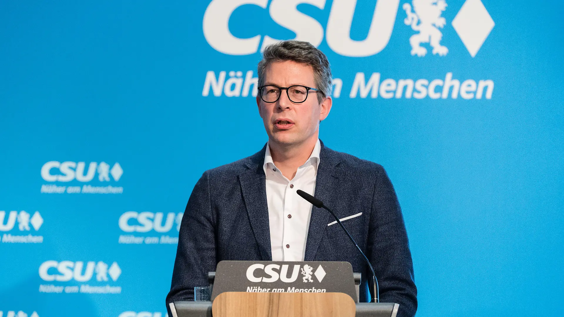 ARCHIV - 16.03.2020, Bayern, München: Markus Blume, CSU-Generalsekretär, spricht auf einer Pressekonferenz in der CSU-Zentrale zu den Ergebnissen der Kommunalwahl in Bayern. Blume hat die Umsetzung der Beschlüsse der Ministerpräsidentenkonferenz in einigen Bundesländern kritisiert.(zu dpa «CSU-Generalsekretär Blume: «Halbherzige Umsetzung schadet»») Foto: Matthias Balk/dpa +++ dpa-Bildfunk +++