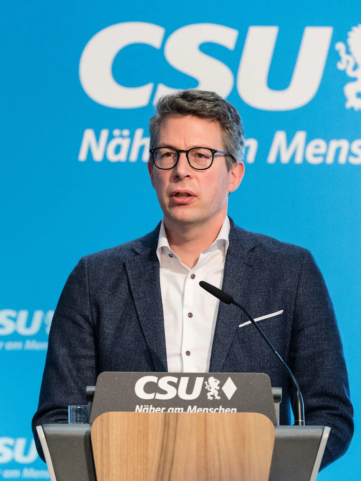 ARCHIV - 16.03.2020, Bayern, München: Markus Blume, CSU-Generalsekretär, spricht auf einer Pressekonferenz in der CSU-Zentrale zu den Ergebnissen der Kommunalwahl in Bayern. Blume hat die Umsetzung der Beschlüsse der Ministerpräsidentenkonferenz in einigen Bundesländern kritisiert.(zu dpa «CSU-Generalsekretär Blume: «Halbherzige Umsetzung schadet»») Foto: Matthias Balk/dpa +++ dpa-Bildfunk +++