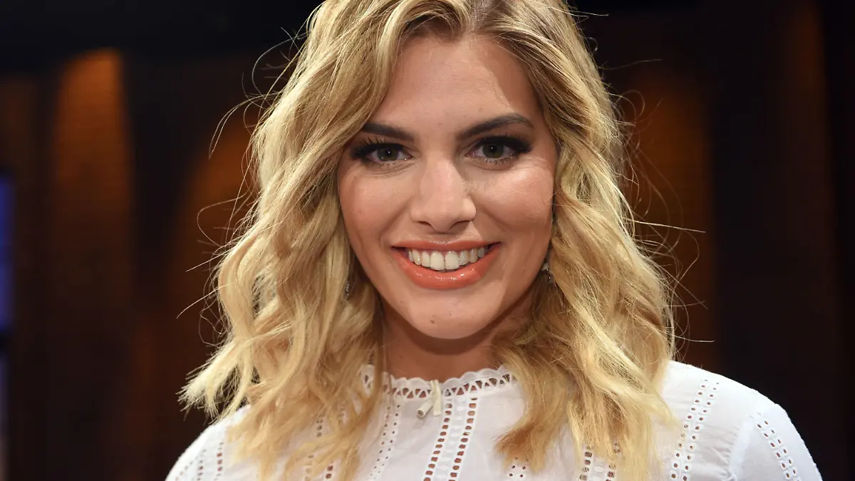 ARCHIV - 23.06.2017, Nordrhein-Westfalen, Köln: Model Angelina Kirsch lächelt nach der Aufzeichnung der Talkshow Kölner-Treff im Studio. Die 30-Jährige sitzt in der Jury der RTL-II-Casting-Show «Curvy Supermodel», die am 26. Juli um 20.15 Uhr startet. (zu dpa-Interview «Wer hat eigentlich definiert, dass Models dünn sind?» vom 23.07.2018) Foto: Henning Kaiser/dpa +++ dpa-Bildfunk +++