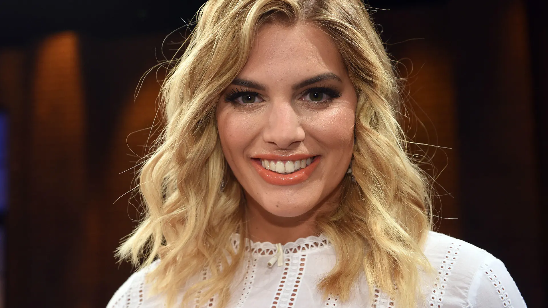 ARCHIV - 23.06.2017, Nordrhein-Westfalen, Köln: Model Angelina Kirsch lächelt nach der Aufzeichnung der Talkshow Kölner-Treff im Studio. Die 30-Jährige sitzt in der Jury der RTL-II-Casting-Show «Curvy Supermodel», die am 26. Juli um 20.15 Uhr startet. (zu dpa-Interview «Wer hat eigentlich definiert, dass Models dünn sind?» vom 23.07.2018) Foto: Henning Kaiser/dpa +++ dpa-Bildfunk +++