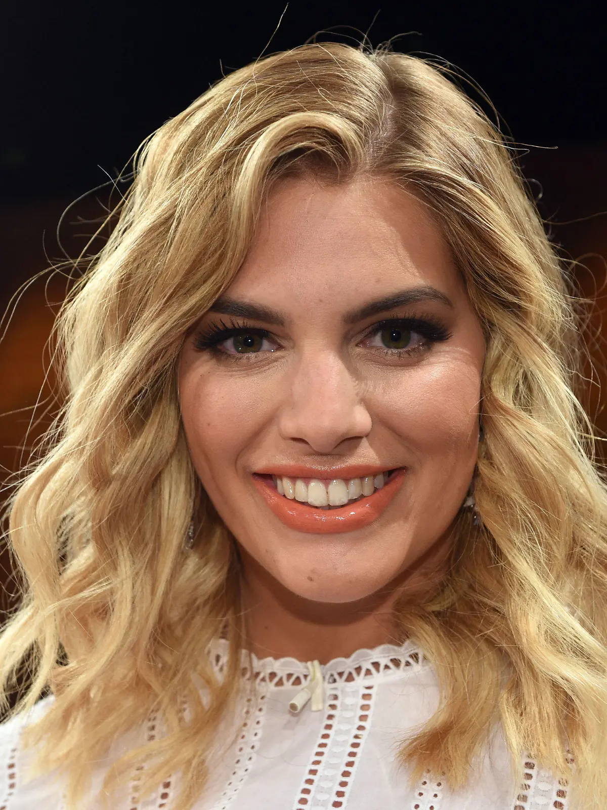 ARCHIV - 23.06.2017, Nordrhein-Westfalen, Köln: Model Angelina Kirsch lächelt nach der Aufzeichnung der Talkshow Kölner-Treff im Studio. Die 30-Jährige sitzt in der Jury der RTL-II-Casting-Show «Curvy Supermodel», die am 26. Juli um 20.15 Uhr startet. (zu dpa-Interview «Wer hat eigentlich definiert, dass Models dünn sind?» vom 23.07.2018) Foto: Henning Kaiser/dpa +++ dpa-Bildfunk +++